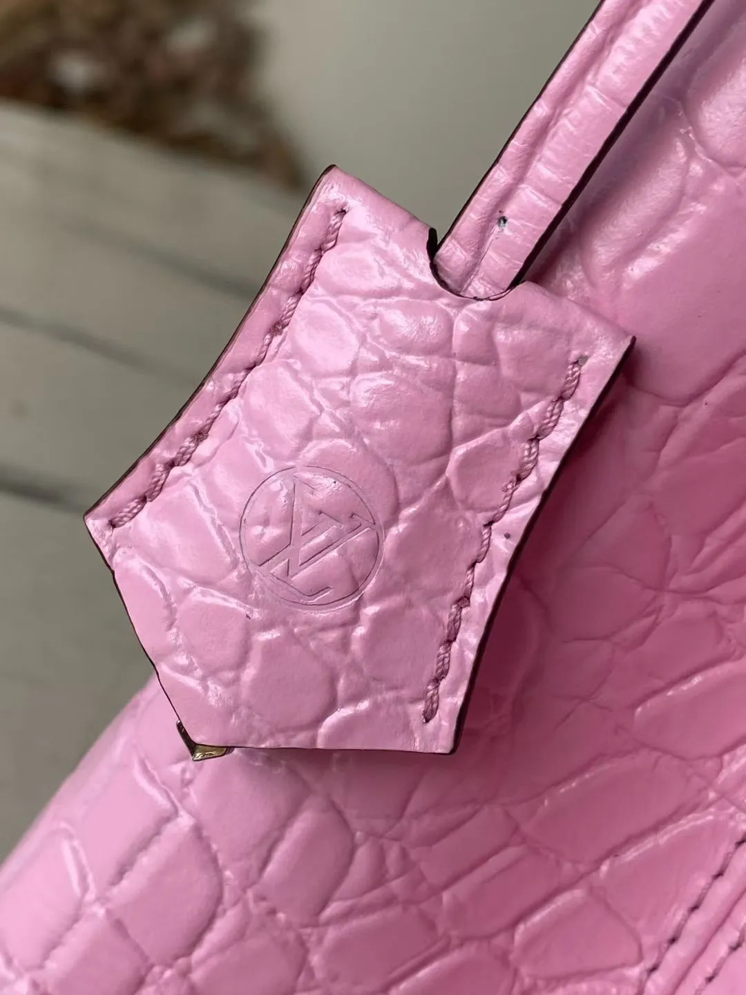 💰2200 "Special Original Leather" N80432 Crocodile Pink Medium Rose des Vents medium handbag is made of smooth and grained calfskin to outline elegant lines, and is embellished with a golden LV padlock to shine. Use the top handle and removable and adjustable shoulder strap to create an elegant elbow or practical cross-body style for everyday travel. Dimensions: length 27 width 11 height 19