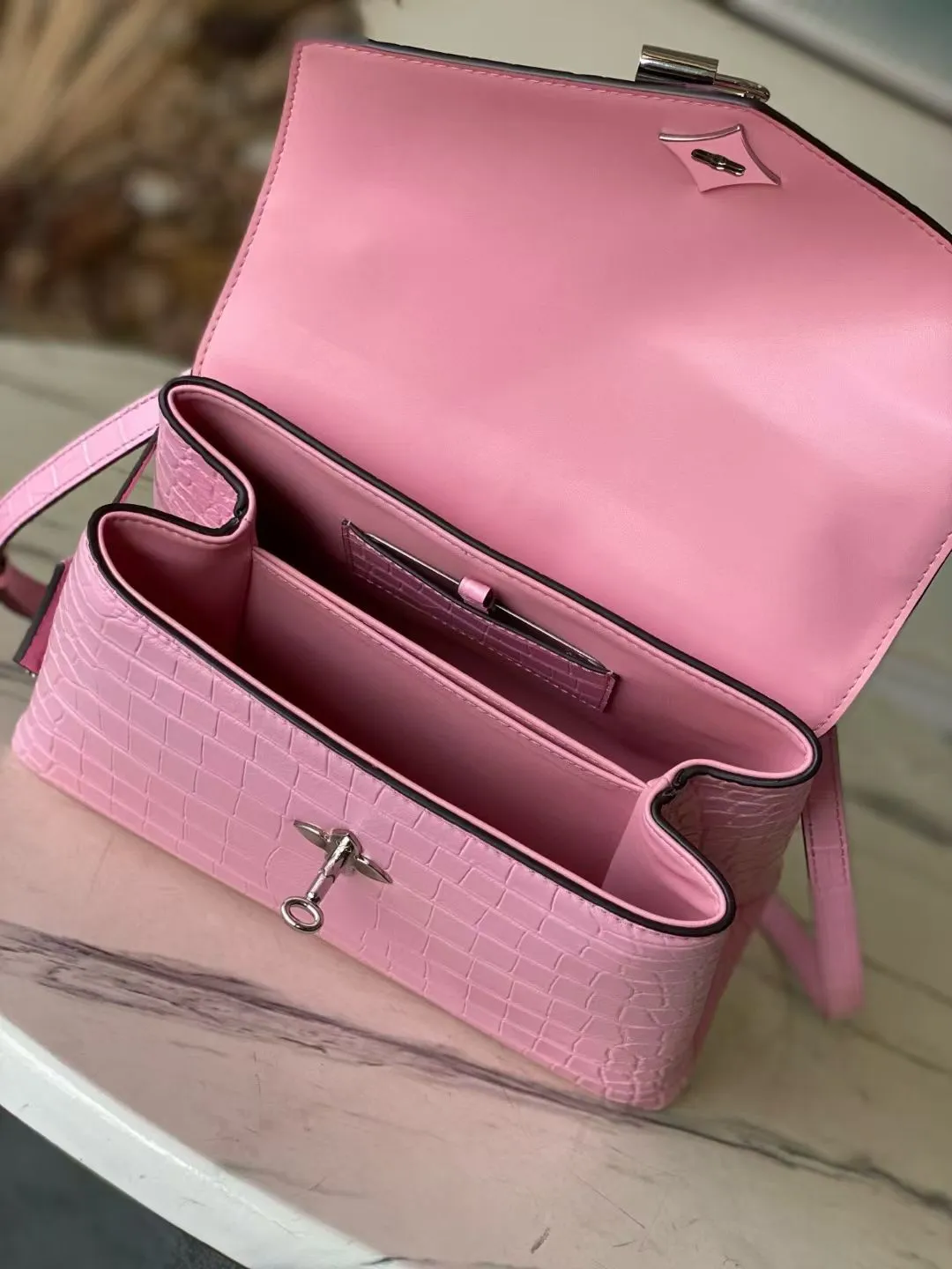 💰2200 "Special Original Leather" N80432 Crocodile Pink Medium Rose des Vents medium handbag is made of smooth and grained calfskin to outline elegant lines, and is embellished with a golden LV padlock to shine. Use the top handle and removable and adjustable shoulder strap to create an elegant elbow or practical cross-body style for everyday travel. Dimensions: length 27 width 11 height 19