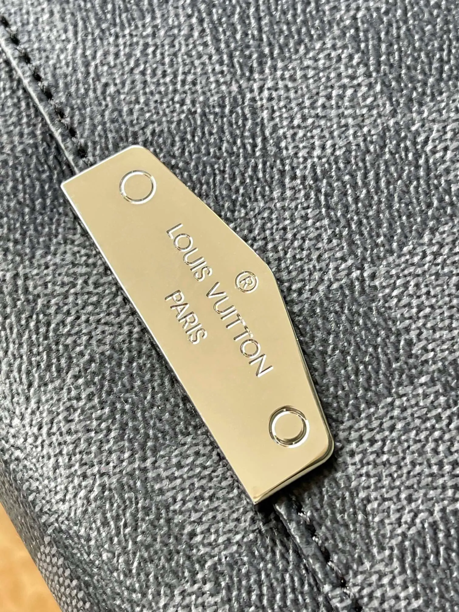 💰760 Top Original N40349 Small District Small Messenger Bag continues its elegant details, light texture and ample space, making it a functional and trendy choice in daily life. Dimensions: 25 x 22 x 7 cm