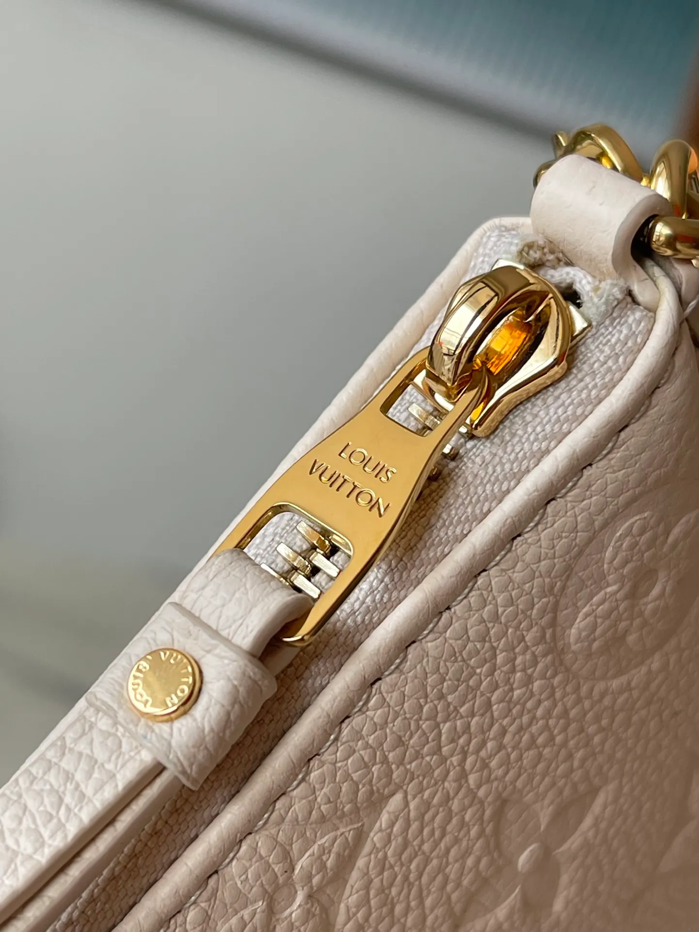 💰800 (top layer leather) top original order M81066, support counter inspection, duty-free goods photos taken are consistent with the product without unpacking. This product is an exclusive duty-free product in the market and is the highest-end product. Inspection is supported. This product has passed strict inspection and is flawless. Please wear gloves when touching the product. This product is not returnable or exchangeable. Please confirm the product first and then remove the label on the handle. This product is temporarily not open to the public, only regular customers, and is in short supply. Dimensions: 19 x 11.5 x 3 cm