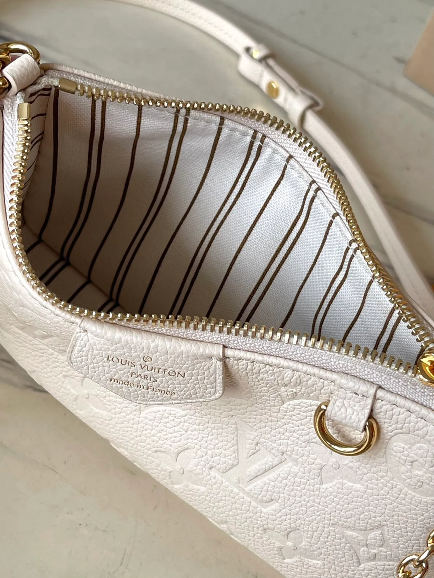 💰800 (top layer leather) top original order M81066, support counter inspection, duty-free goods photos taken are consistent with the product without unpacking. This product is an exclusive duty-free product in the market and is the highest-end product. Inspection is supported. This product has passed strict inspection and is flawless. Please wear gloves when touching the product. This product is not returnable or exchangeable. Please confirm the product first and then remove the label on the handle. This product is temporarily not open to the public, only regular customers, and is in short supply. Dimensions: 19 x 11.5 x 3 cm