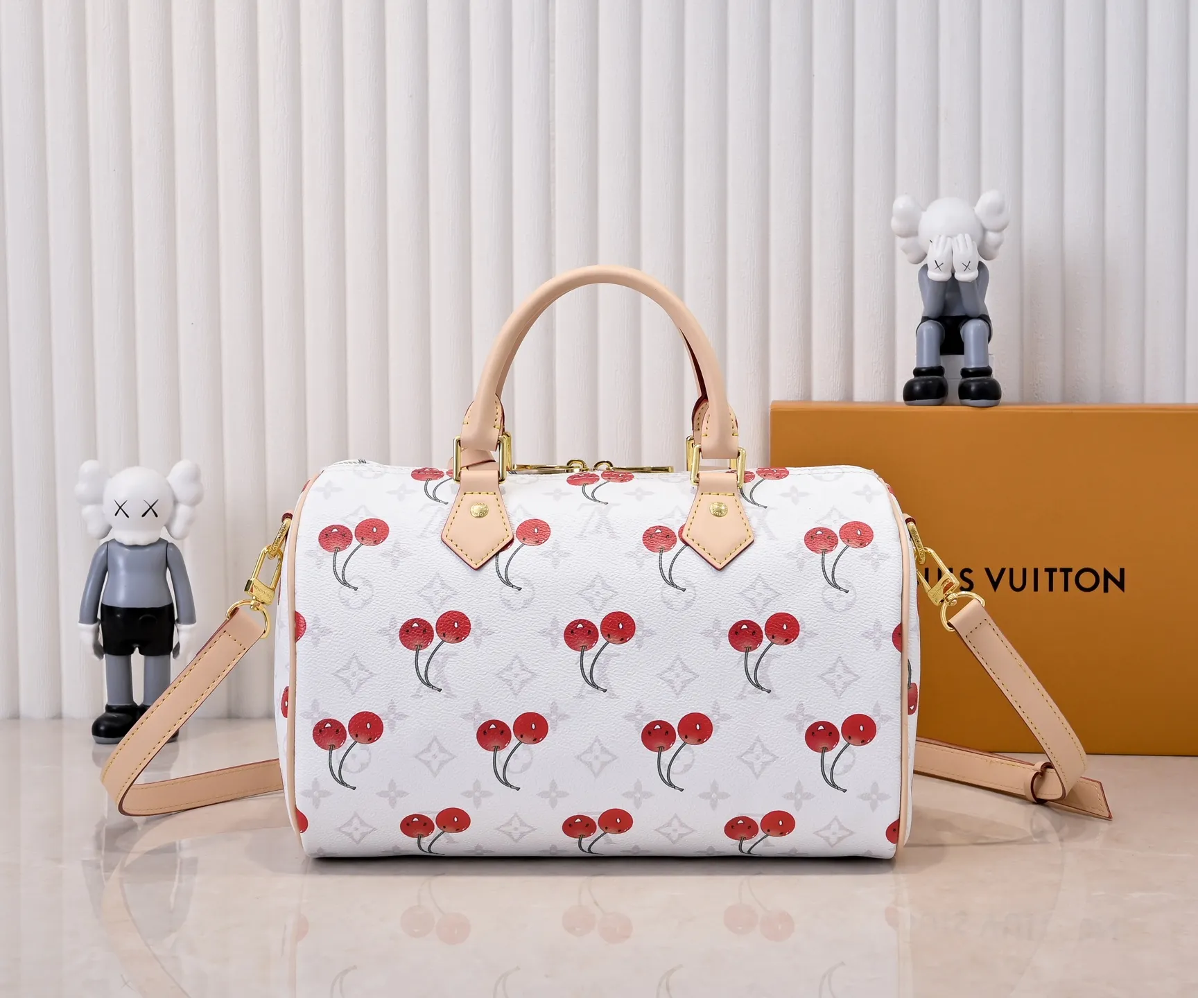 Batch 360💰M17089 M40391 Louis Vuitton collaborated with Japanese M artist Takashi Murakami for the first time in 2003 and launched the classic "Color Monogram" series, which immediately caused a trend storm. The "Cherry Series" launched in 2005 is based on Murakami's design, integrating cherry elements into LV's classic Monogram canvas, showing the perfect combination of art and fashion. Size: 30x21x17
