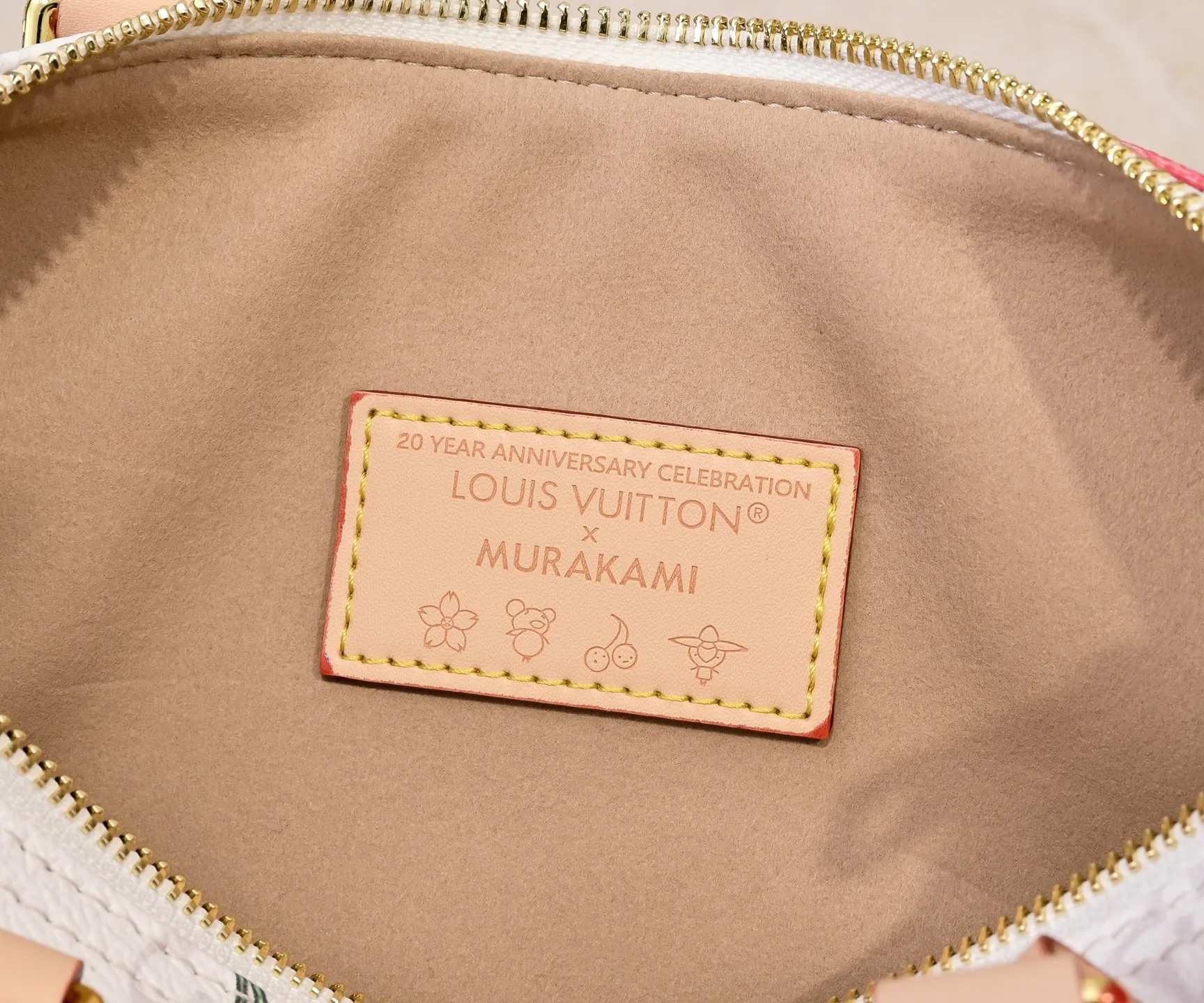 Batch 360💰M17089 M40391 Louis Vuitton collaborated with Japanese M artist Takashi Murakami for the first time in 2003 and launched the classic "Color Monogram" series, which immediately caused a trend storm. The "Cherry Series" launched in 2005 is based on Murakami's design, integrating cherry elements into LV's classic Monogram canvas, showing the perfect combination of art and fashion. Size: 30x21x17