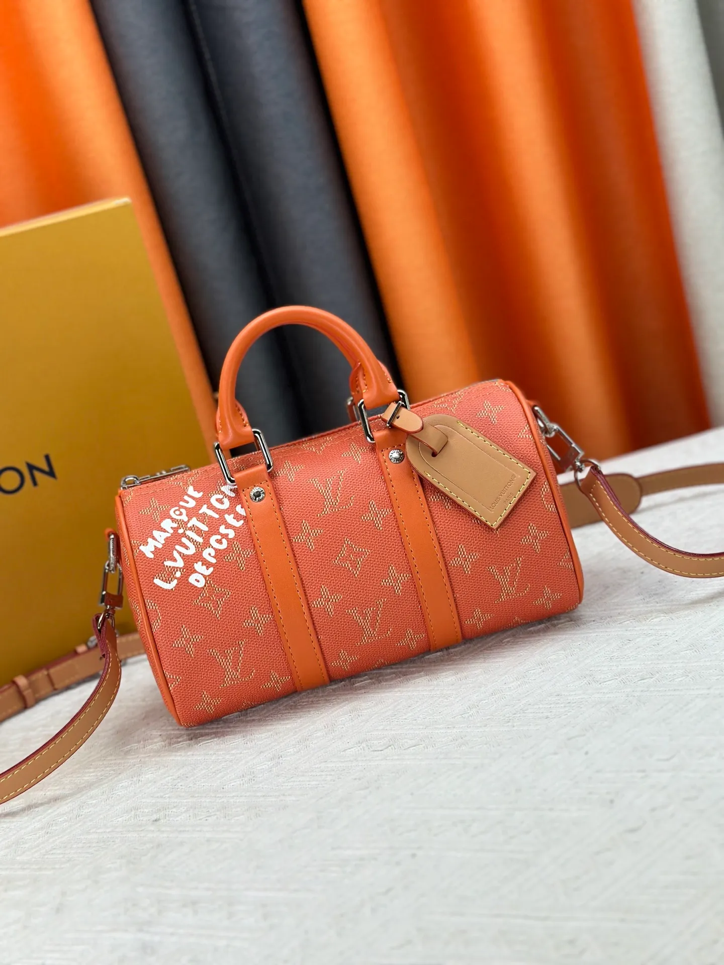 P240 Upgraded original M15428 embroidery M46271 M26818 M26930 M27161 This Keepall 25 handbag is made of Monogram Eclipse Reverse canvas, showing an elegant reinterpretation of Louis Vuitton's classic pattern. Reinforced straps and leather name tags are signature elements of the Keepall collection, while a zipper closure keeps personal items safe and secure. 25.0 x 15.0 x 11.0 cm (length x height x width)