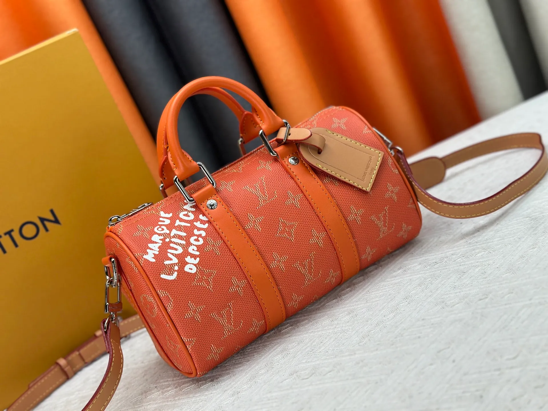P240 Upgraded original M15428 embroidery M46271 M26818 M26930 M27161 This Keepall 25 handbag is made of Monogram Eclipse Reverse canvas, showing an elegant reinterpretation of Louis Vuitton's classic pattern. Reinforced straps and leather name tags are signature elements of the Keepall collection, while a zipper closure keeps personal items safe and secure. 25.0 x 15.0 x 11.0 cm (length x height x width)