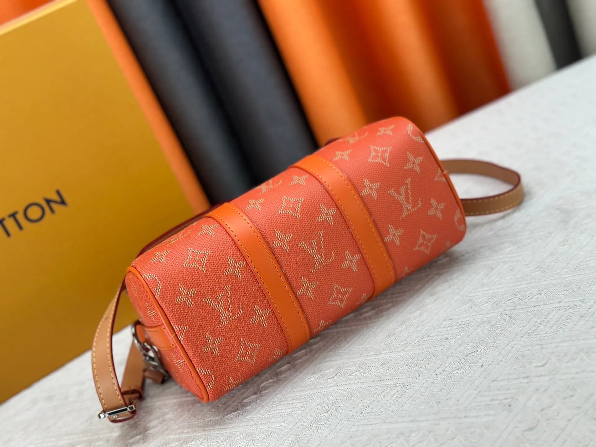 P240 Upgraded original M15428 embroidery M46271 M26818 M26930 M27161 This Keepall 25 handbag is made of Monogram Eclipse Reverse canvas, showing an elegant reinterpretation of Louis Vuitton's classic pattern. Reinforced straps and leather name tags are signature elements of the Keepall collection, while a zipper closure keeps personal items safe and secure. 25.0 x 15.0 x 11.0 cm (length x height x width)