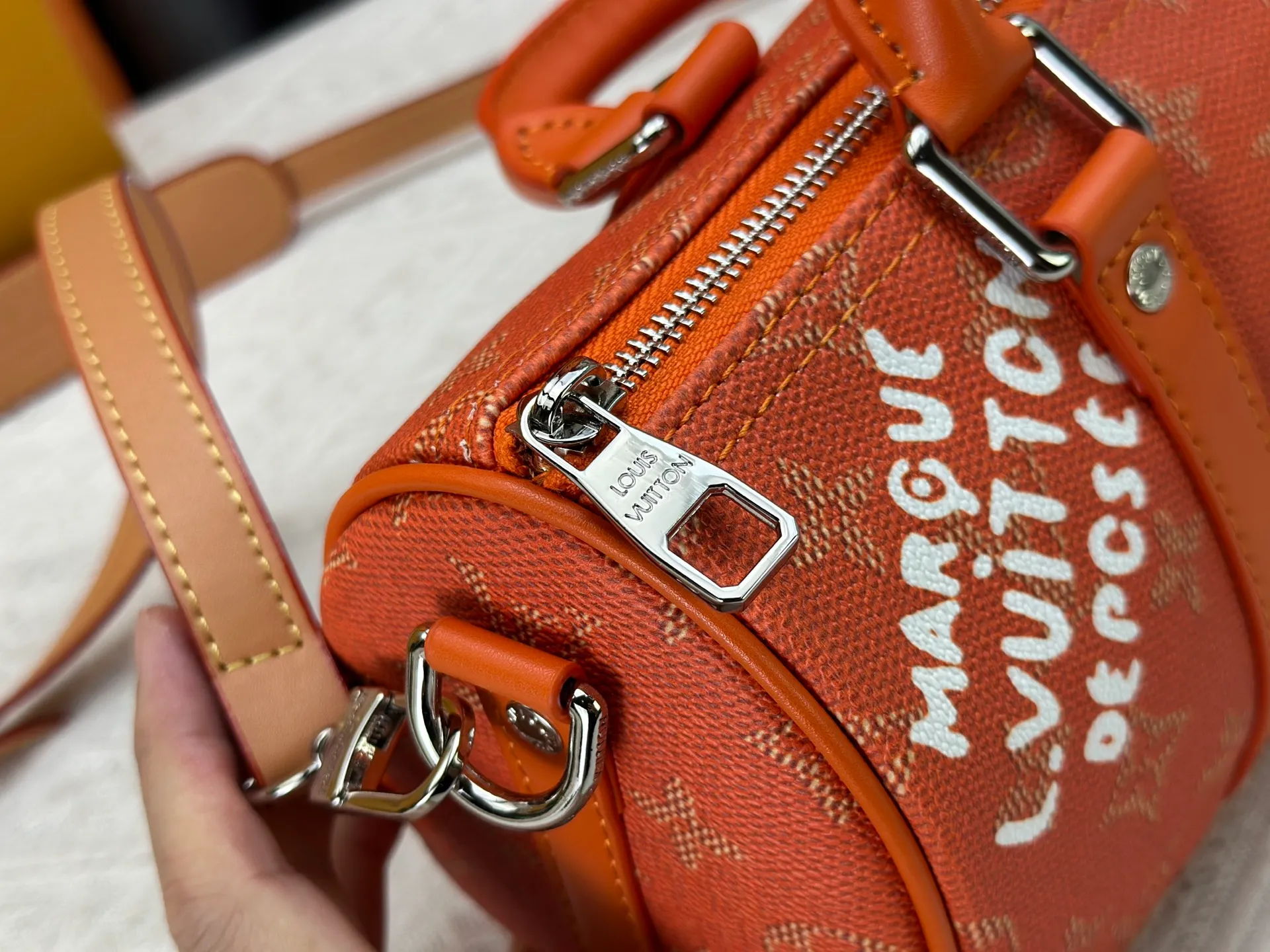 P240 Upgraded original M15428 embroidery M46271 M26818 M26930 M27161 This Keepall 25 handbag is made of Monogram Eclipse Reverse canvas, showing an elegant reinterpretation of Louis Vuitton's classic pattern. Reinforced straps and leather name tags are signature elements of the Keepall collection, while a zipper closure keeps personal items safe and secure. 25.0 x 15.0 x 11.0 cm (length x height x width)