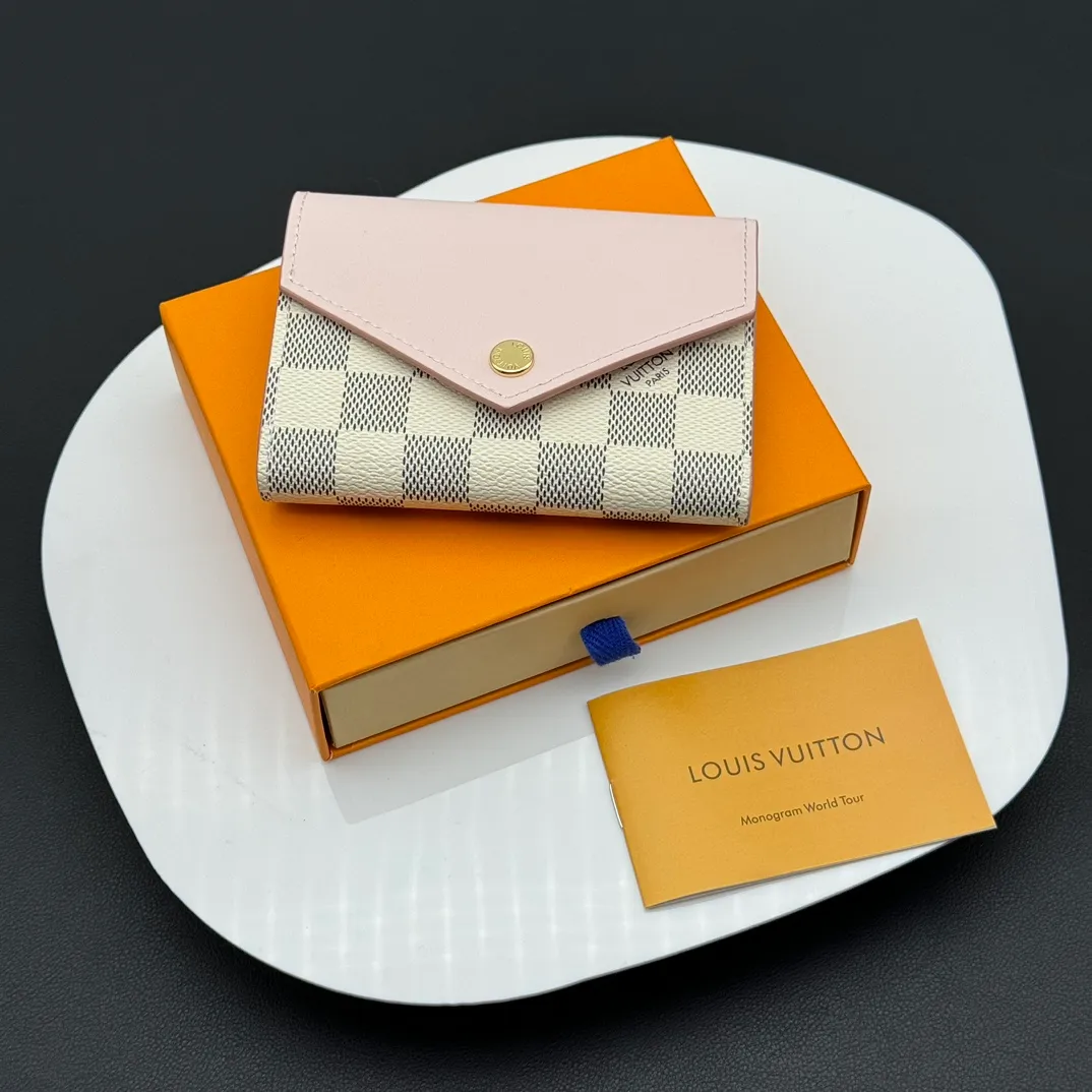 💰130 💎Upgraded original version🇫🇷 ZOÉ Wallet The Zoé wallet combines Damier Azur canvas and pastel leather to outline an envelope-like structure. The flip cover is decorated with gold Louis Vuitton snaps to welcome the coolness of summer. The compact design hides ample space, making it easy to store coins, banknotes and bank cards. It can also be placed in a pocket, handbag or clutch. Model: M60168 Dimensions: 9.5 x 7.5 x 3.0 cm (length x height x width).