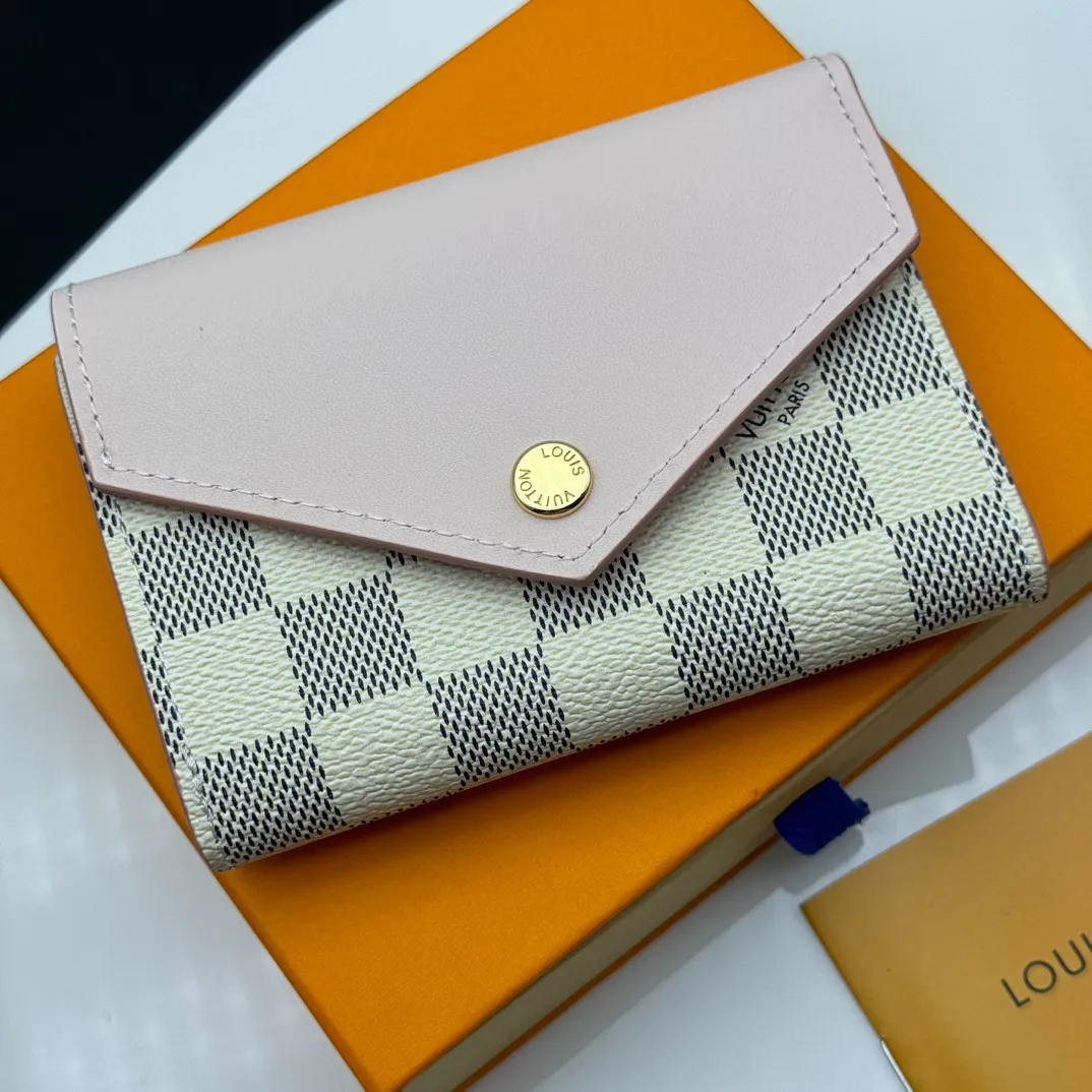 💰130 💎Upgraded original version🇫🇷 ZOÉ Wallet The Zoé wallet combines Damier Azur canvas and pastel leather to outline an envelope-like structure. The flip cover is decorated with gold Louis Vuitton snaps to welcome the coolness of summer. The compact design hides ample space, making it easy to store coins, banknotes and bank cards. It can also be placed in a pocket, handbag or clutch. Model: M60168 Dimensions: 9.5 x 7.5 x 3.0 cm (length x height x width).