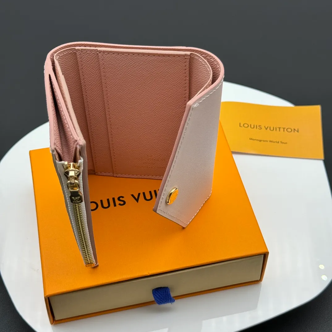 💰130 💎Upgraded original version🇫🇷 ZOÉ Wallet The Zoé wallet combines Damier Azur canvas and pastel leather to outline an envelope-like structure. The flip cover is decorated with gold Louis Vuitton snaps to welcome the coolness of summer. The compact design hides ample space, making it easy to store coins, banknotes and bank cards. It can also be placed in a pocket, handbag or clutch. Model: M60168 Dimensions: 9.5 x 7.5 x 3.0 cm (length x height x width).