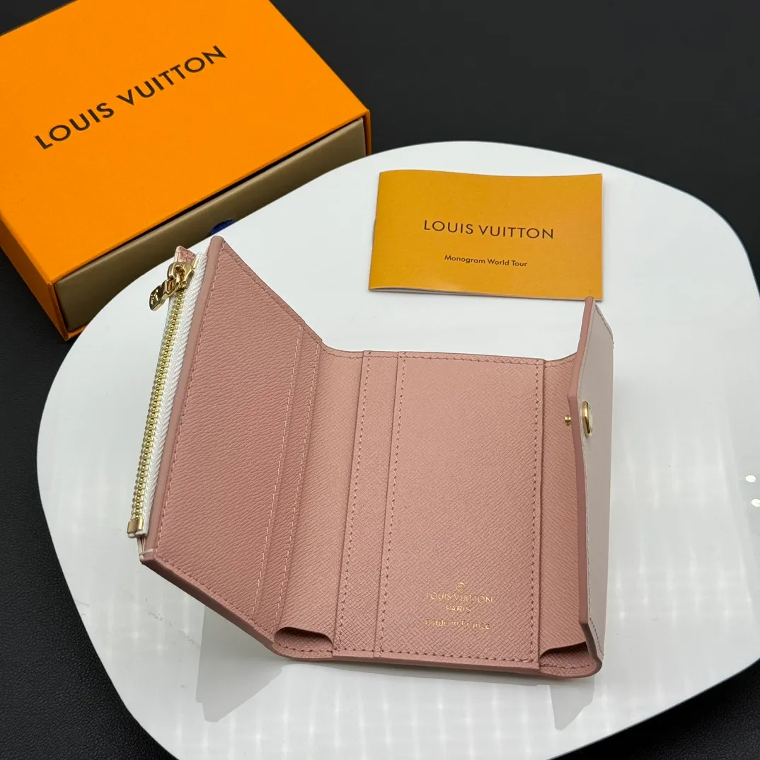 💰130 💎Upgraded original version🇫🇷 ZOÉ Wallet The Zoé wallet combines Damier Azur canvas and pastel leather to outline an envelope-like structure. The flip cover is decorated with gold Louis Vuitton snaps to welcome the coolness of summer. The compact design hides ample space, making it easy to store coins, banknotes and bank cards. It can also be placed in a pocket, handbag or clutch. Model: M60168 Dimensions: 9.5 x 7.5 x 3.0 cm (length x height x width).