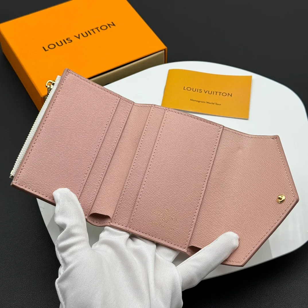 💰130 💎Upgraded original version🇫🇷 ZOÉ Wallet The Zoé wallet combines Damier Azur canvas and pastel leather to outline an envelope-like structure. The flip cover is decorated with gold Louis Vuitton snaps to welcome the coolness of summer. The compact design hides ample space, making it easy to store coins, banknotes and bank cards. It can also be placed in a pocket, handbag or clutch. Model: M60168 Dimensions: 9.5 x 7.5 x 3.0 cm (length x height x width).
