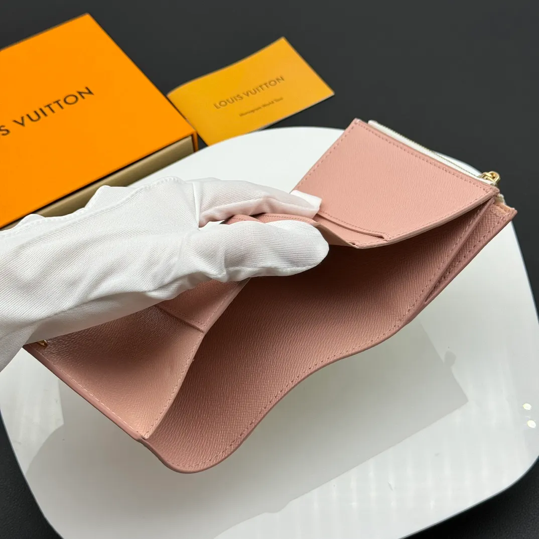 💰130 💎Upgraded original version🇫🇷 ZOÉ Wallet The Zoé wallet combines Damier Azur canvas and pastel leather to outline an envelope-like structure. The flip cover is decorated with gold Louis Vuitton snaps to welcome the coolness of summer. The compact design hides ample space, making it easy to store coins, banknotes and bank cards. It can also be placed in a pocket, handbag or clutch. Model: M60168 Dimensions: 9.5 x 7.5 x 3.0 cm (length x height x width).