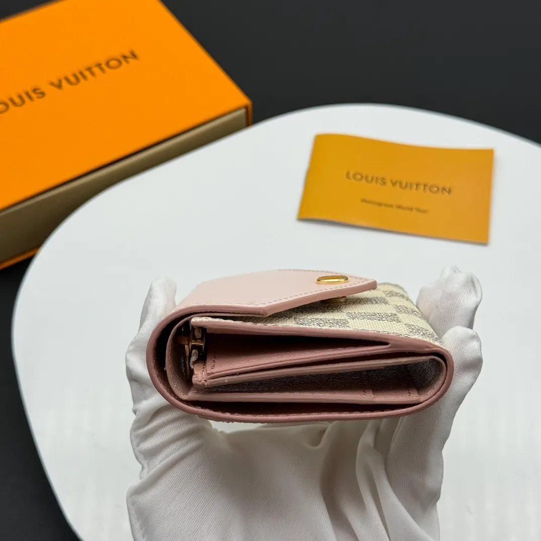 💰130 💎Upgraded original version🇫🇷 ZOÉ Wallet The Zoé wallet combines Damier Azur canvas and pastel leather to outline an envelope-like structure. The flip cover is decorated with gold Louis Vuitton snaps to welcome the coolness of summer. The compact design hides ample space, making it easy to store coins, banknotes and bank cards. It can also be placed in a pocket, handbag or clutch. Model: M60168 Dimensions: 9.5 x 7.5 x 3.0 cm (length x height x width).