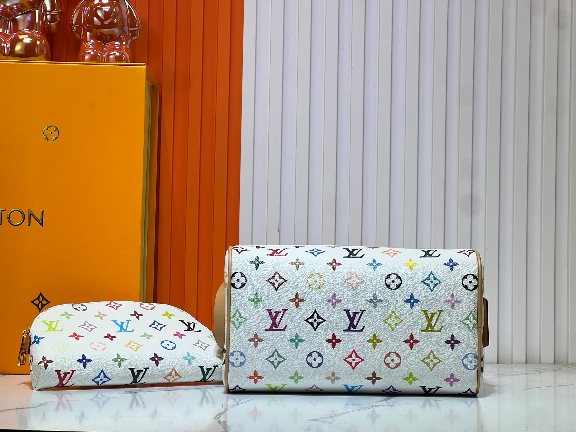 Batch 240💰Upgraded original 2-piece set Murakami Takahiro Sancai M47528 M13669 This Dopp Kit toiletry bag is made of Monogram Eclipse canvas, bringing a restrained choice to Monogram lovers. Plenty of space to store travel essentials, double zippers for secure protection, and wide opening for easy access. 28.0 x 15.0 x 16.5 cm (length x height x width)