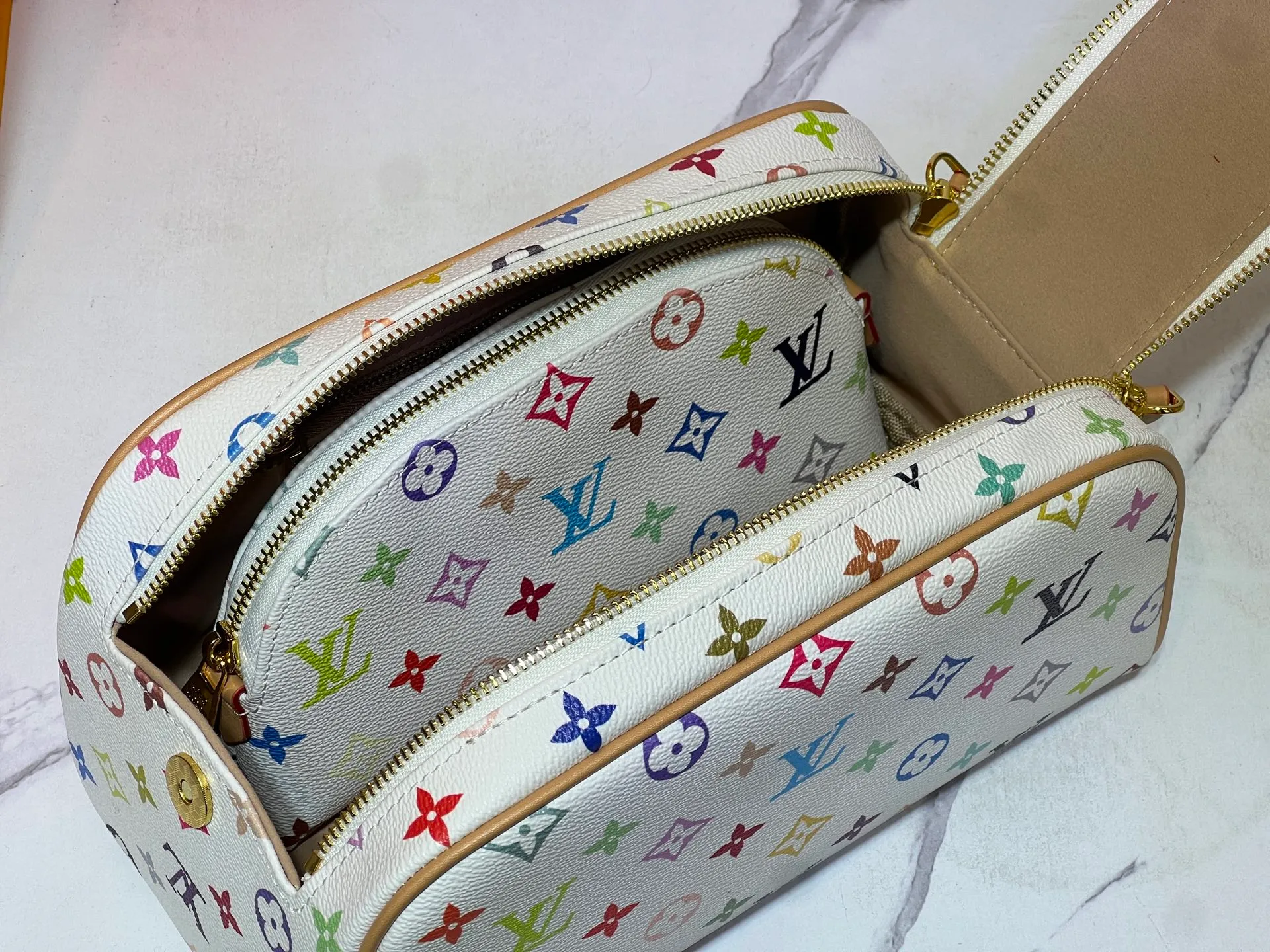 Batch 240💰Upgraded original 2-piece set Murakami Takahiro Sancai M47528 M13669 This Dopp Kit toiletry bag is made of Monogram Eclipse canvas, bringing a restrained choice to Monogram lovers. Plenty of space to store travel essentials, double zippers for secure protection, and wide opening for easy access. 28.0 x 15.0 x 16.5 cm (length x height x width)