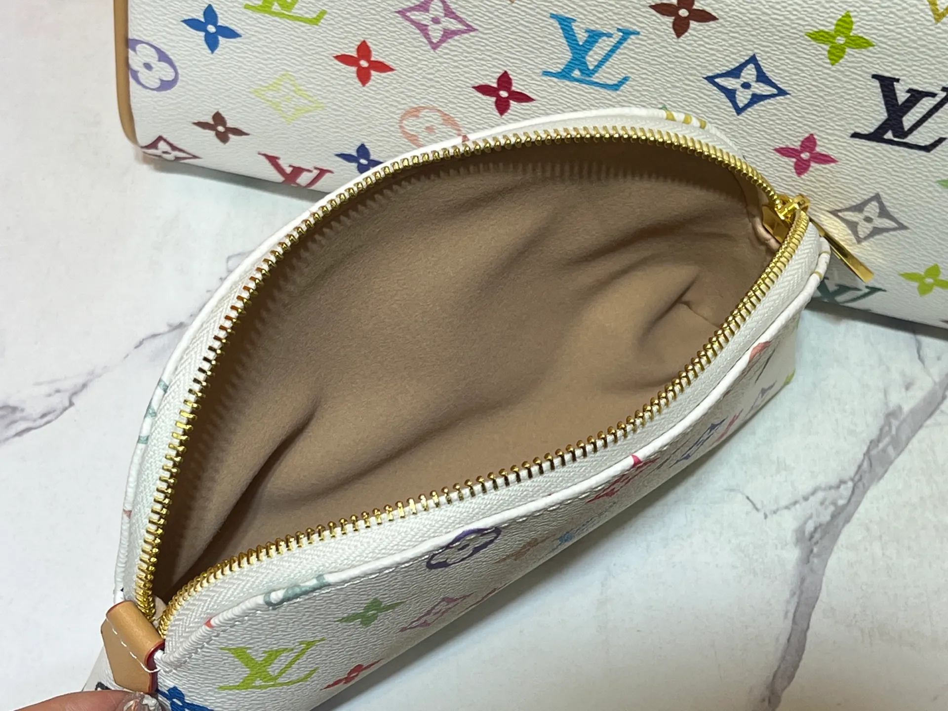 Batch 240💰Upgraded original 2-piece set Murakami Takahiro Sancai M47528 M13669 This Dopp Kit toiletry bag is made of Monogram Eclipse canvas, bringing a restrained choice to Monogram lovers. Plenty of space to store travel essentials, double zippers for secure protection, and wide opening for easy access. 28.0 x 15.0 x 16.5 cm (length x height x width)