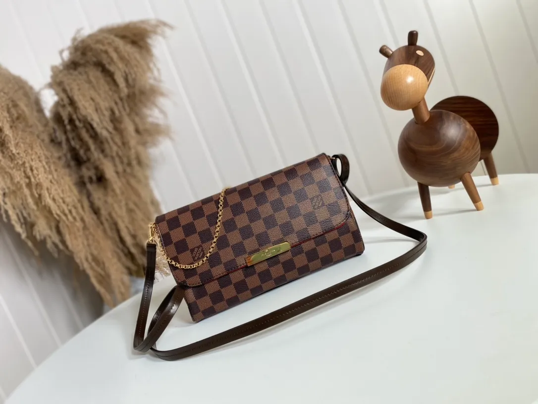 💰640 Top Original M41129 Brown ✨A small and lightweight handbag made of Monogram canvas. It is a classic style that you can carry on any occasion. The magnet adsorption buckle is more convenient to use. Customized pure bronze hardware, 100% original tree paste leather imported from Italy, size 28×17×4cm