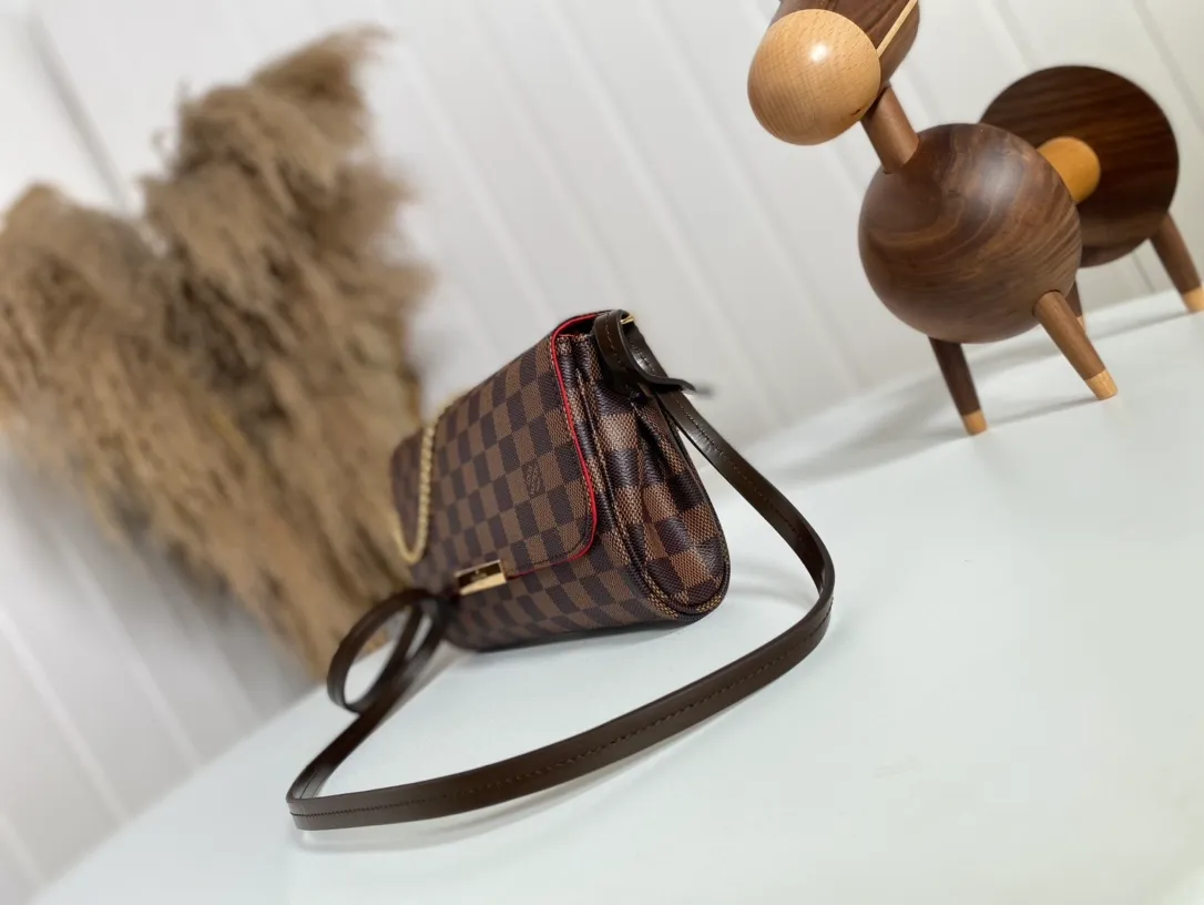 💰640 Top Original M41129 Brown ✨A small and lightweight handbag made of Monogram canvas. It is a classic style that you can carry on any occasion. The magnet adsorption buckle is more convenient to use. Customized pure bronze hardware, 100% original tree paste leather imported from Italy, size 28×17×4cm