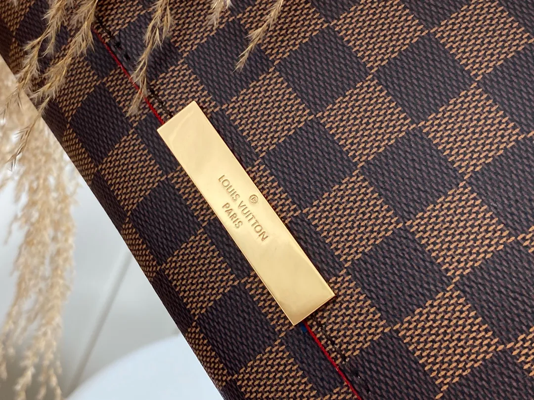 💰640 Top Original M41129 Brown ✨A small and lightweight handbag made of Monogram canvas. It is a classic style that you can carry on any occasion. The magnet adsorption buckle is more convenient to use. Customized pure bronze hardware, 100% original tree paste leather imported from Italy, size 28×17×4cm
