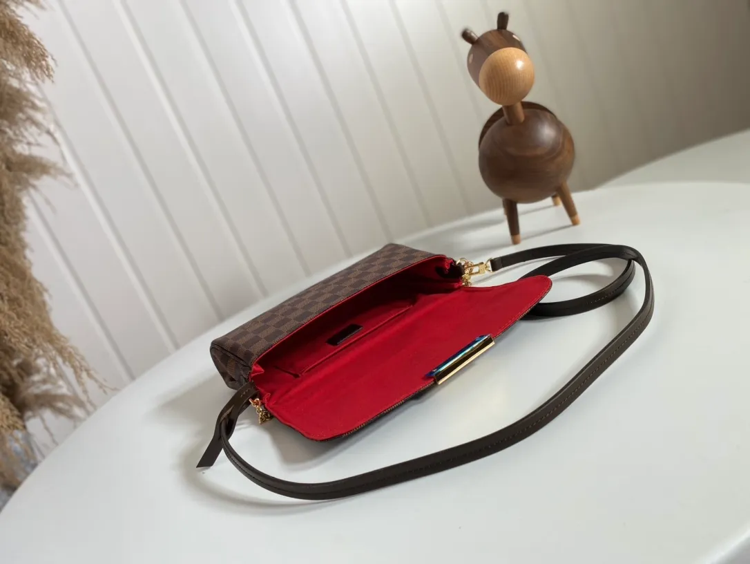 💰640 Top Original M41129 Brown ✨A small and lightweight handbag made of Monogram canvas. It is a classic style that you can carry on any occasion. The magnet adsorption buckle is more convenient to use. Customized pure bronze hardware, 100% original tree paste leather imported from Italy, size 28×17×4cm