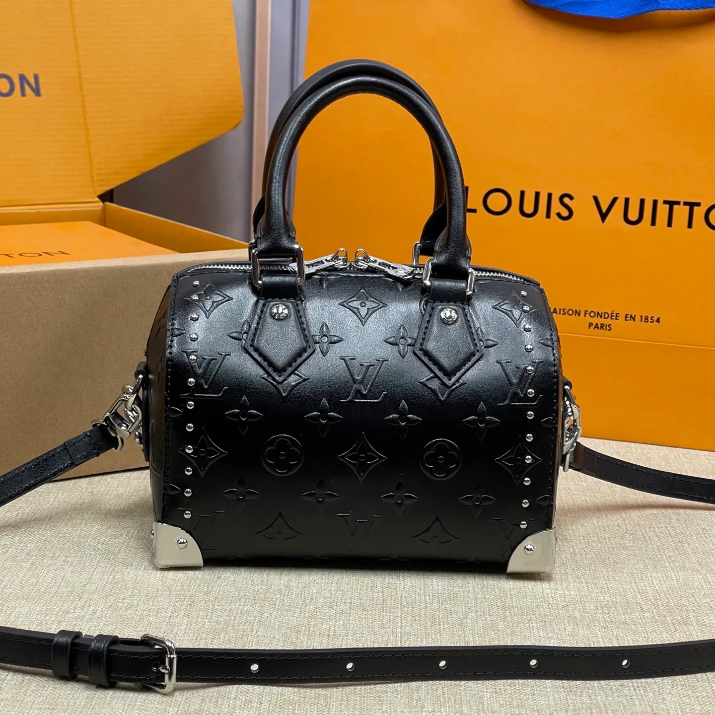 [Upgraded version] P580💰💞Upgraded version·High quality·🎁With full set of packaging, counter 2025 early spring new product, runway style model 14757🐶SIDE TRUNK handbag Nicolas Ghesquière repeatedly explored Louis Vuitton's box-making heritage and created this Side Trunk medium handbag. Monogram canvas is combined with leather trim, and the cowhide-embossed leather zipper puller creatively connects with the iconic S-lock, and the reinforced metal corners gather the eye. The wide handles and leather spaghetti strap are removable. Size: 20*13*12