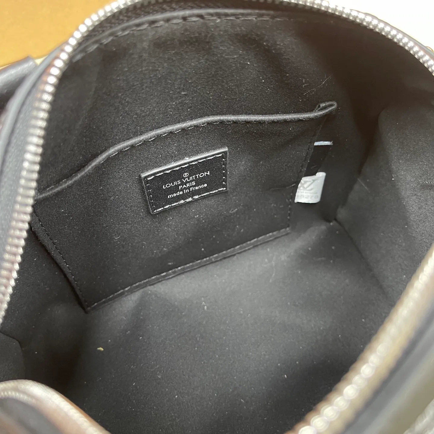 [Upgraded version] P580💰💞Upgraded version·High quality·🎁With full set of packaging, counter 2025 early spring new product, runway style model 14757🐶SIDE TRUNK handbag Nicolas Ghesquière repeatedly explored Louis Vuitton's box-making heritage and created this Side Trunk medium handbag. Monogram canvas is combined with leather trim, and the cowhide-embossed leather zipper puller creatively connects with the iconic S-lock, and the reinforced metal corners gather the eye. The wide handles and leather spaghetti strap are removable. Size: 20*13*12