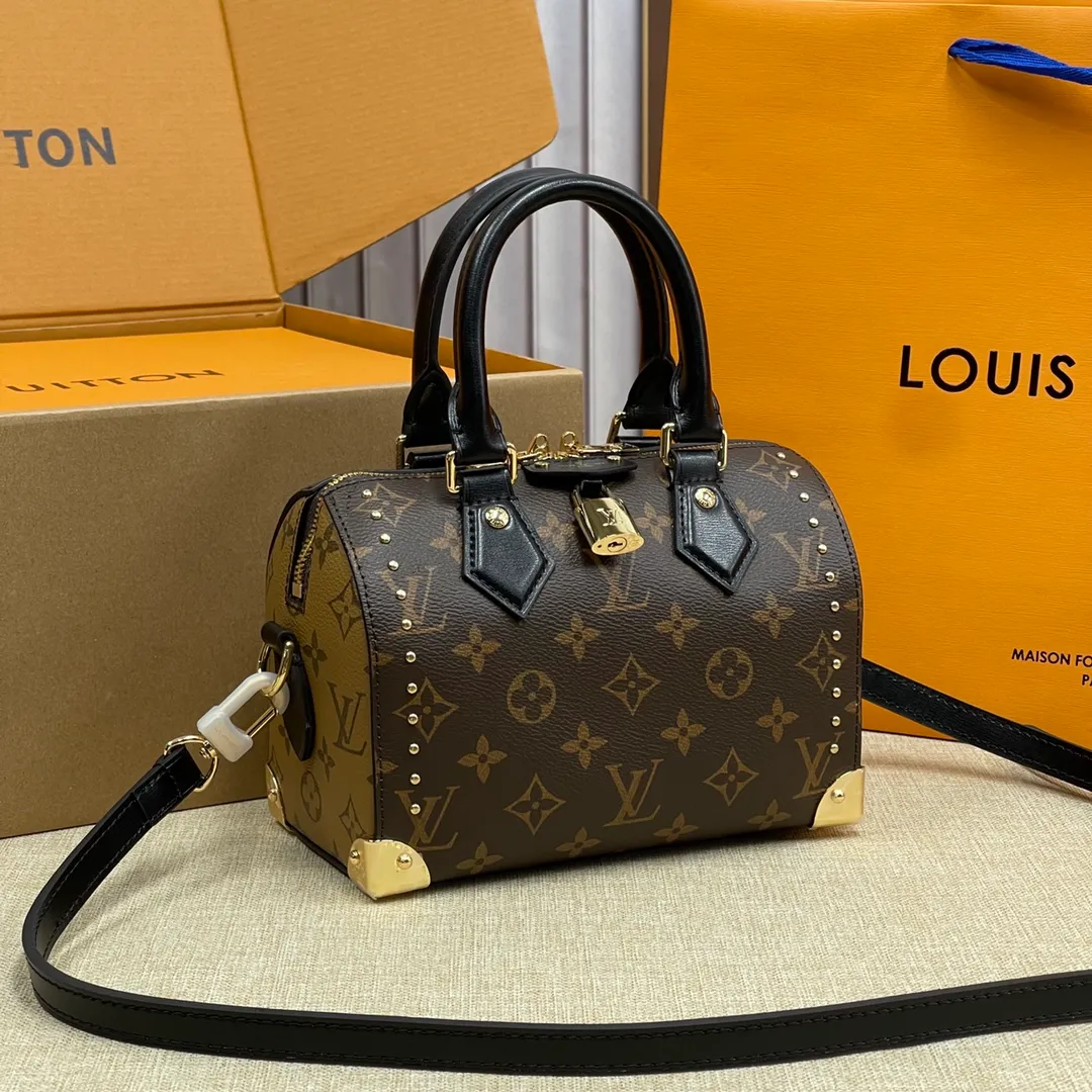 [Upgraded version] P560💰💞Upgraded version🎁 Comes with a full set of packaging, the counter’s 2025 early spring new product, catwalk model model M46881🐶SIDE TRUNK handbag Nicolas Ghesquière repeatedly explored Louis Vuitton’s box-making heritage and created this Side Trunk medium handbag. Monogram canvas is combined with leather trim, and the leather zipper puller creatively connects to the iconic S-lock, and the reinforced metal corners gather the eye. The wide handles and leather spaghetti strap are removable. Size: 20*13*12