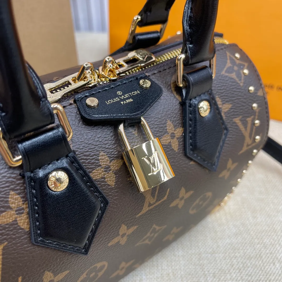 [Upgraded version] P560💰💞Upgraded version🎁 Comes with a full set of packaging, the counter’s 2025 early spring new product, catwalk model model M46881🐶SIDE TRUNK handbag Nicolas Ghesquière repeatedly explored Louis Vuitton’s box-making heritage and created this Side Trunk medium handbag. Monogram canvas is combined with leather trim, and the leather zipper puller creatively connects to the iconic S-lock, and the reinforced metal corners gather the eye. The wide handles and leather spaghetti strap are removable. Size: 20*13*12