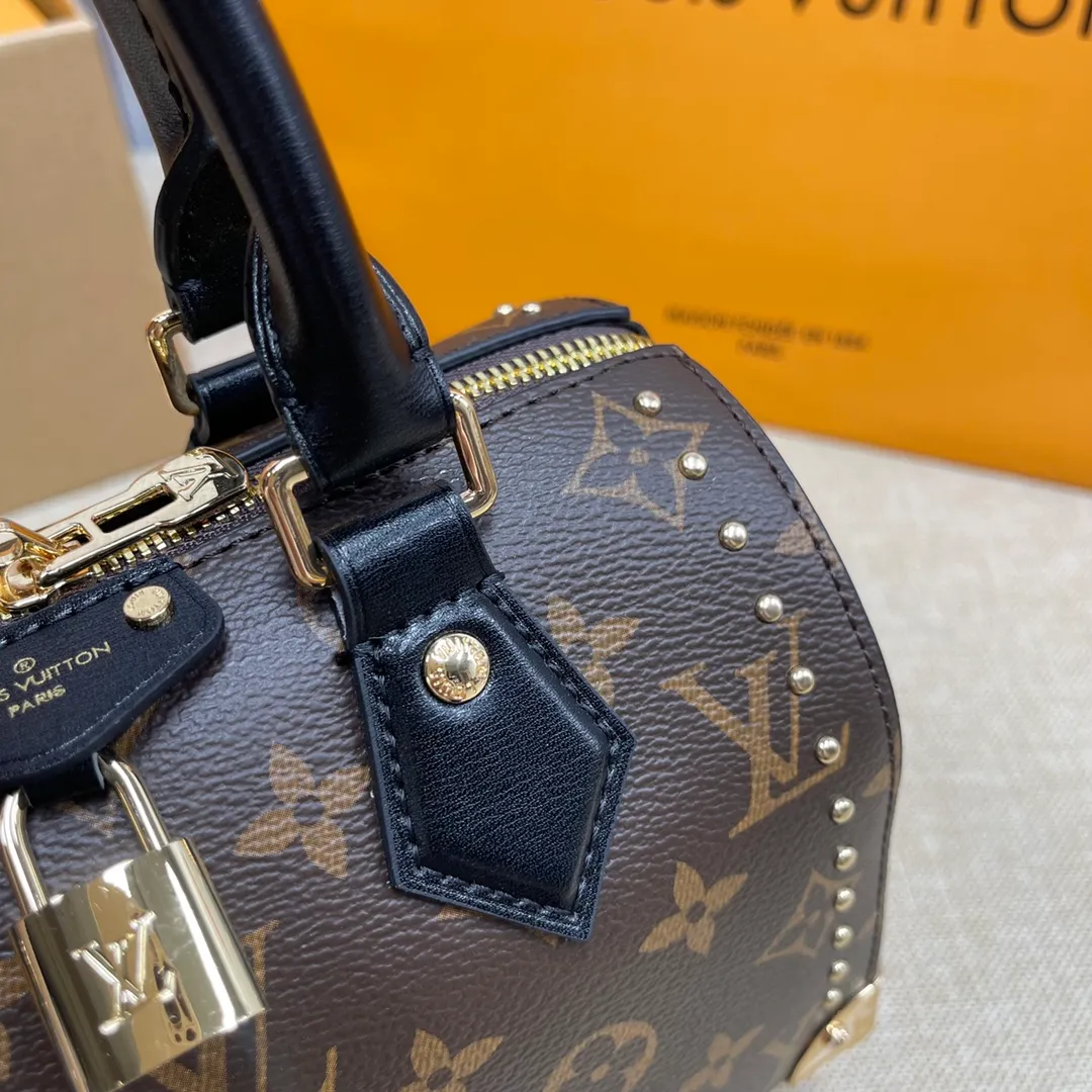 [Upgraded version] P560💰💞Upgraded version🎁 Comes with a full set of packaging, the counter’s 2025 early spring new product, catwalk model model M46881🐶SIDE TRUNK handbag Nicolas Ghesquière repeatedly explored Louis Vuitton’s box-making heritage and created this Side Trunk medium handbag. Monogram canvas is combined with leather trim, and the leather zipper puller creatively connects to the iconic S-lock, and the reinforced metal corners gather the eye. The wide handles and leather spaghetti strap are removable. Size: 20*13*12