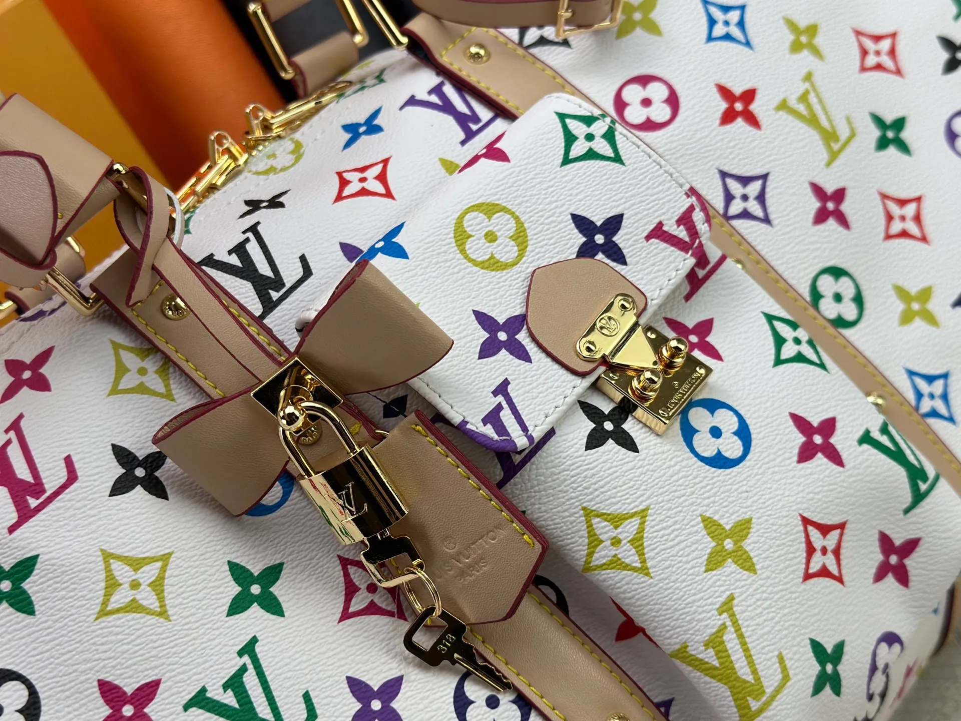 P480 ✨Guangzhou goods M13742 white color black color travel bag new season LV x TM KEEPALL BANDOULIÈRE 45 travel bag This Keepall Bandoulière 45 Jh travel bag is from the Louis Vuitton The S-lock buckle and glossy metal corners on the front pocket establish a classic foundation, while the rivet ribbon and bow-shaped key bag highlight the new season trend. 27 x 20 x 45 cm.