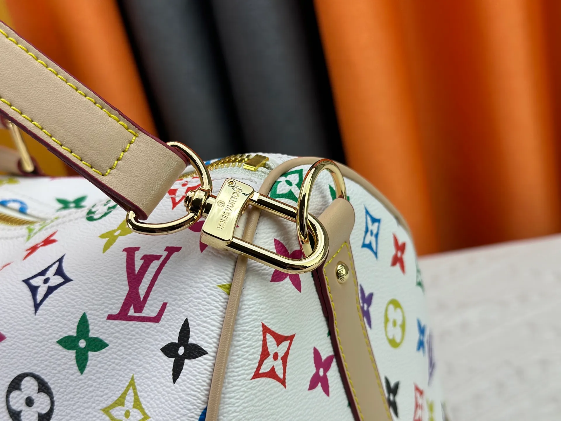 P480 ✨Guangzhou goods M13742 white color black color travel bag new season LV x TM KEEPALL BANDOULIÈRE 45 travel bag This Keepall Bandoulière 45 Jh travel bag is from the Louis Vuitton The S-lock buckle and glossy metal corners on the front pocket establish a classic foundation, while the rivet ribbon and bow-shaped key bag highlight the new season trend. 27 x 20 x 45 cm.