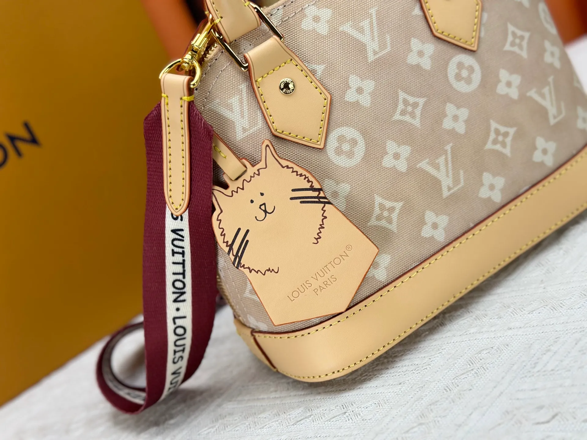 P260 Alma BB handbag M99021 M82348 M53152 M25728 M53151 A creative work of Louis Vuitton's Catogram series, the Alma BB handbag is made of light beige denim material and is engraved with the brand's iconic Monogram pattern, showing a retro style. Paired with beige leather trim and gold hardware, the classic shell bag shape incorporates cute cat charms, injecting vitality into the overall look. Equipped with a detachable shoulder strap, it can be carried by hand or cross-body to meet a variety of dressing needs. From daily outings to casual luxury socializing, it combines retro texture and cute design to become an eye-catching item that shows personality and taste. It is a fashionable choice for those who love cute style and classic design. Size: 23.5x17x11cm