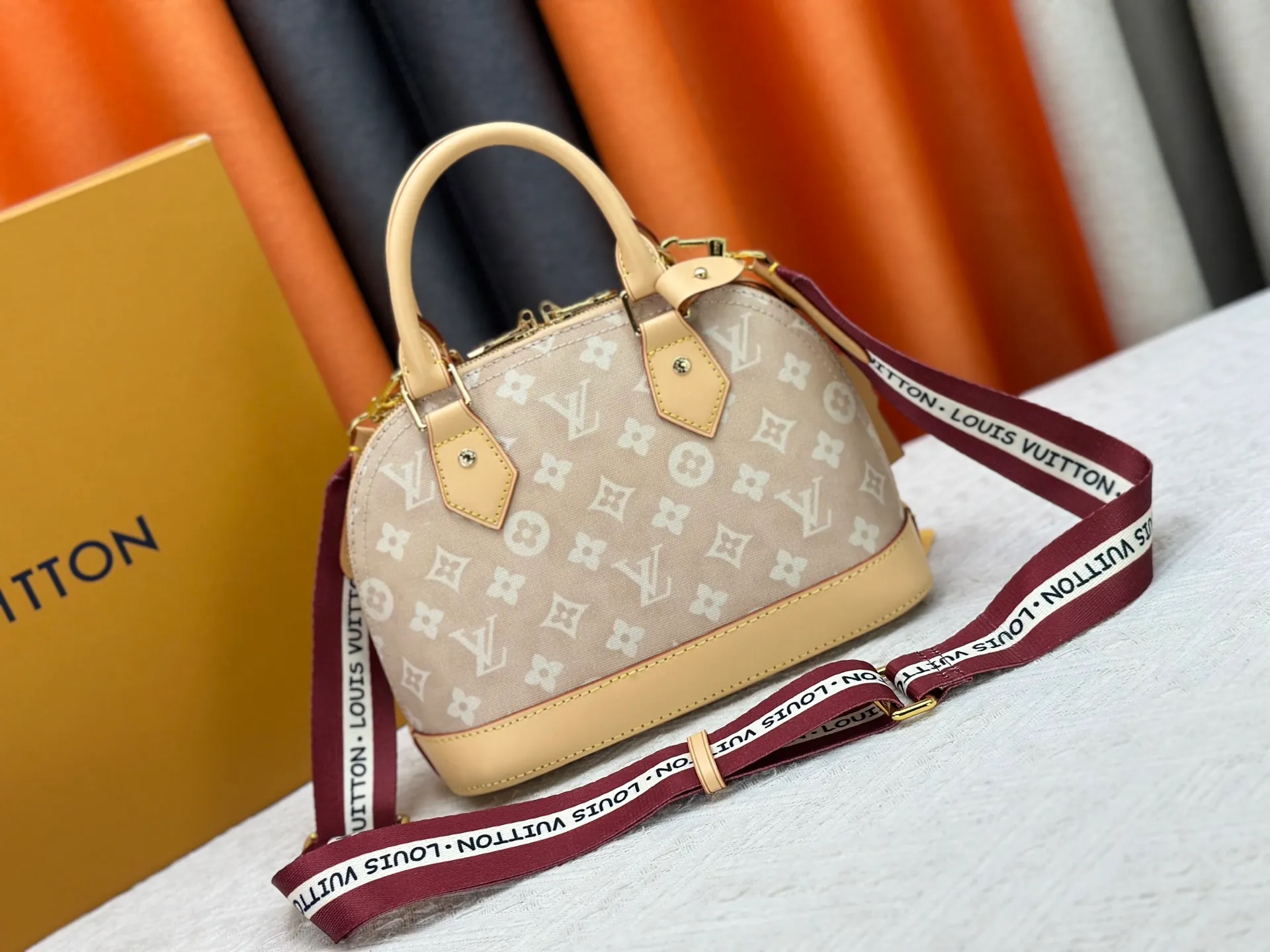 P260 Alma BB handbag M99021 M82348 M53152 M25728 M53151 A creative work of Louis Vuitton's Catogram series, the Alma BB handbag is made of light beige denim material and is engraved with the brand's iconic Monogram pattern, showing a retro style. Paired with beige leather trim and gold hardware, the classic shell bag shape incorporates cute cat charms, injecting vitality into the overall look. Equipped with a detachable shoulder strap, it can be carried by hand or cross-body to meet a variety of dressing needs. From daily outings to casual luxury socializing, it combines retro texture and cute design to become an eye-catching item that shows personality and taste. It is a fashionable choice for those who love cute style and classic design. Size: 23.5x17x11cm