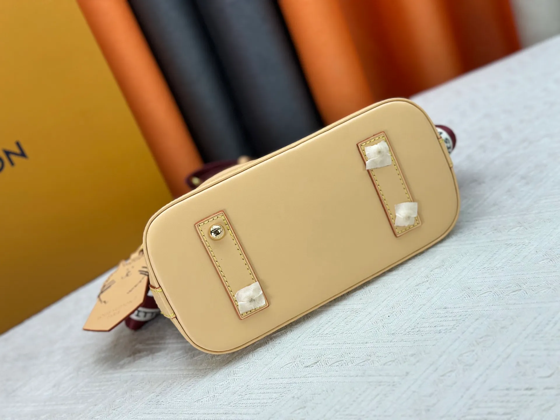 P260 Alma BB handbag M99021 M82348 M53152 M25728 M53151 A creative work of Louis Vuitton's Catogram series, the Alma BB handbag is made of light beige denim material and is engraved with the brand's iconic Monogram pattern, showing a retro style. Paired with beige leather trim and gold hardware, the classic shell bag shape incorporates cute cat charms, injecting vitality into the overall look. Equipped with a detachable shoulder strap, it can be carried by hand or cross-body to meet a variety of dressing needs. From daily outings to casual luxury socializing, it combines retro texture and cute design to become an eye-catching item that shows personality and taste. It is a fashionable choice for those who love cute style and classic design. Size: 23.5x17x11cm