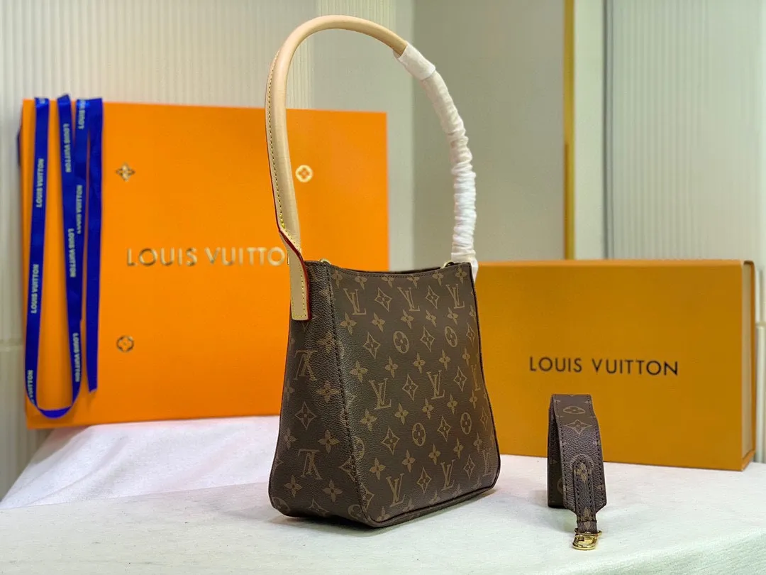 Batch 300💰supermodel bella’s same style🔥🔥LV round handle shoulder bag! Exclusive ⛱️delivery wide shoulder strap! 🔥102212# A very attractive and practical bag! ! looping series A rare round handle shoulder bag from Lvjia! Very chic ❤️❤️ The inside is made of brown cloth, so you won’t be afraid of aging no matter how long you store it! The capacity is sufficient. You can recite the style of a big name in minutes. Size: 26 excluding handle