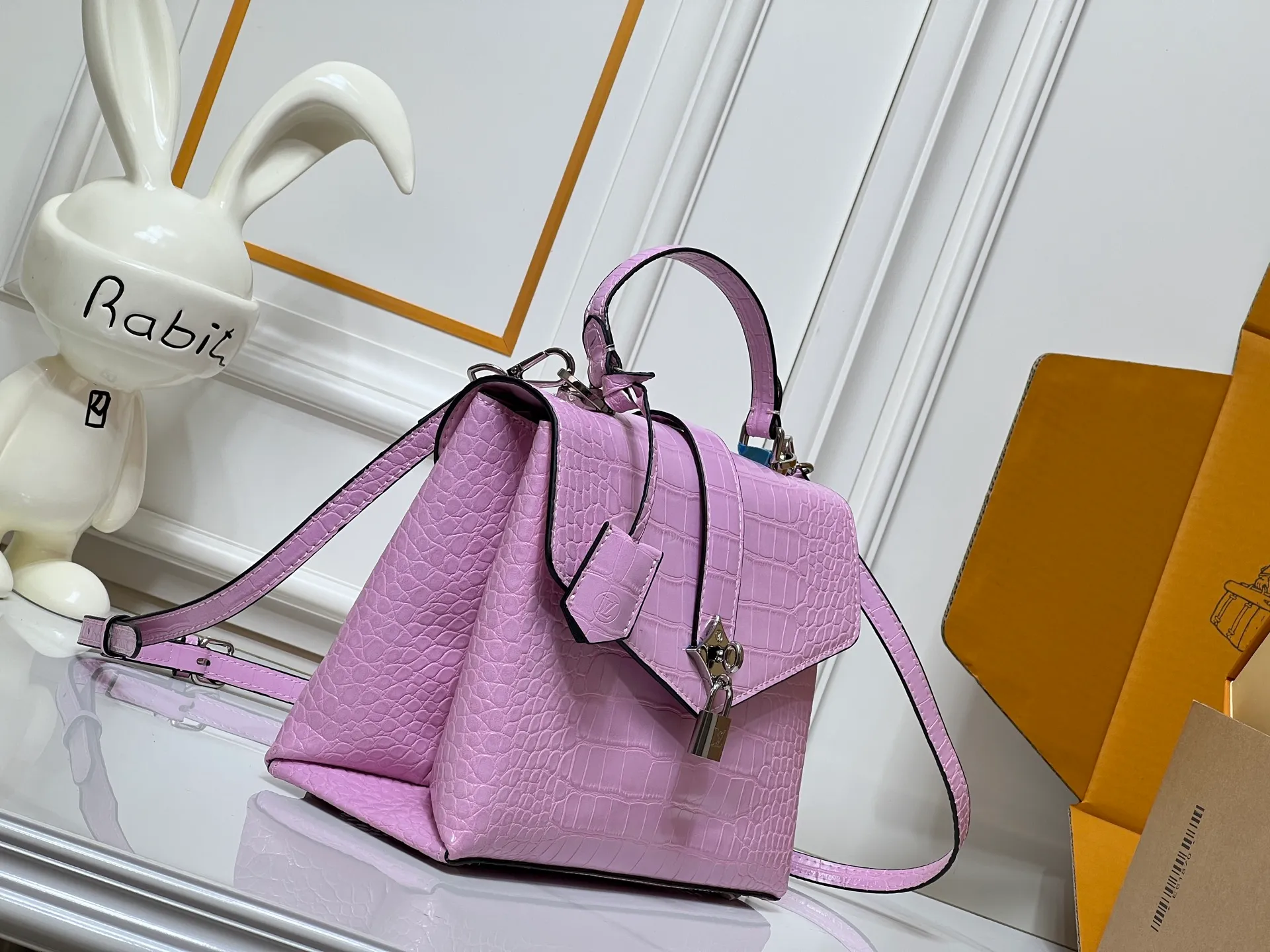 Batch 300💰M80527 N82033.N98925 Crocodile Black N98928.N80432 Crocodile Pink N99017 Crocodile Gray N84714 Himalaya N86012 Black with Crocodile Rose des Vents small handbag is made of smooth and grained calfskin to outline elegant lines, embellished with golden LV padlocks to shine. Clever use of the top handle and detachable and adjustable shoulder strap create an elegant elbow or practical cross-body style for everyday travel. Medium size Length 27 Width 11 Height 19