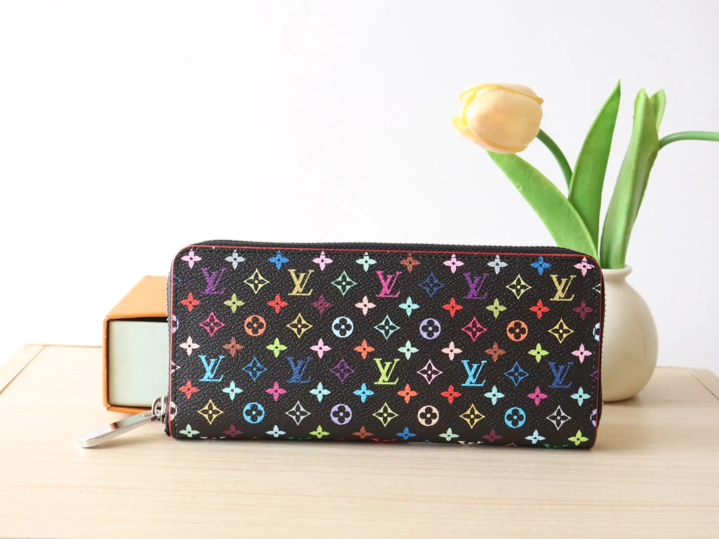 13408 tri-color single pull 🌟 P94 wallet series Zippy Ld zipper wallet This Monogram print is interpreted in 33 colorful colors. In 2025, Takashi Murakami and LV jointly launched the white tri-color and black tri-color. It was launched in twelve pieces and became popular around the world. It is loved by celebrities and celebrities. It is lively, childlike and friendly. This women's wallet is composed of a zipper bag and a detachable wallet. It has eight card slots, which can be loaded with cards and daily miscellaneous items at any time. The long clip is compact in size, but its storage capacity is not to be underestimated. It can be stored in any handbag! Size: 20*9*2cm.