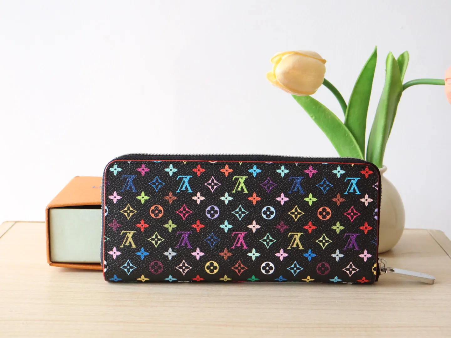 13408 tri-color single pull 🌟 P94 wallet series Zippy Ld zipper wallet This Monogram print is interpreted in 33 colorful colors. In 2025, Takashi Murakami and LV jointly launched the white tri-color and black tri-color. It was launched in twelve pieces and became popular around the world. It is loved by celebrities and celebrities. It is lively, childlike and friendly. This women's wallet is composed of a zipper bag and a detachable wallet. It has eight card slots, which can be loaded with cards and daily miscellaneous items at any time. The long clip is compact in size, but its storage capacity is not to be underestimated. It can be stored in any handbag! Size: 20*9*2cm.