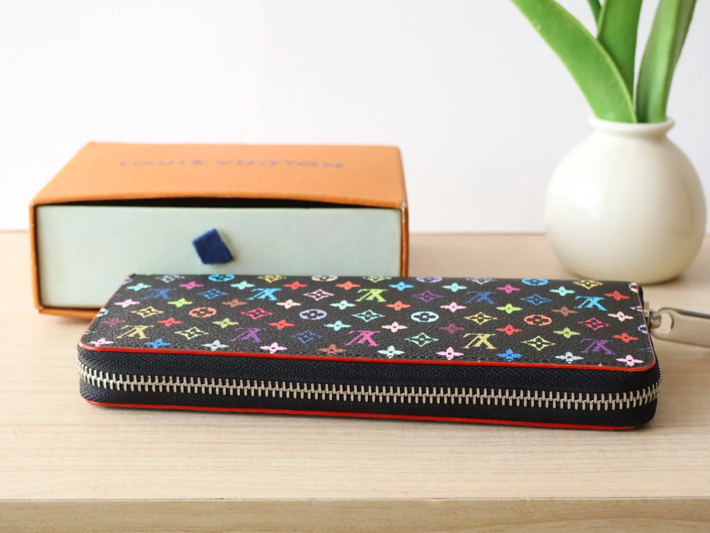 13408 tri-color single pull 🌟 P94 wallet series Zippy Ld zipper wallet This Monogram print is interpreted in 33 colorful colors. In 2025, Takashi Murakami and LV jointly launched the white tri-color and black tri-color. It was launched in twelve pieces and became popular around the world. It is loved by celebrities and celebrities. It is lively, childlike and friendly. This women's wallet is composed of a zipper bag and a detachable wallet. It has eight card slots, which can be loaded with cards and daily miscellaneous items at any time. The long clip is compact in size, but its storage capacity is not to be underestimated. It can be stored in any handbag! Size: 20*9*2cm.