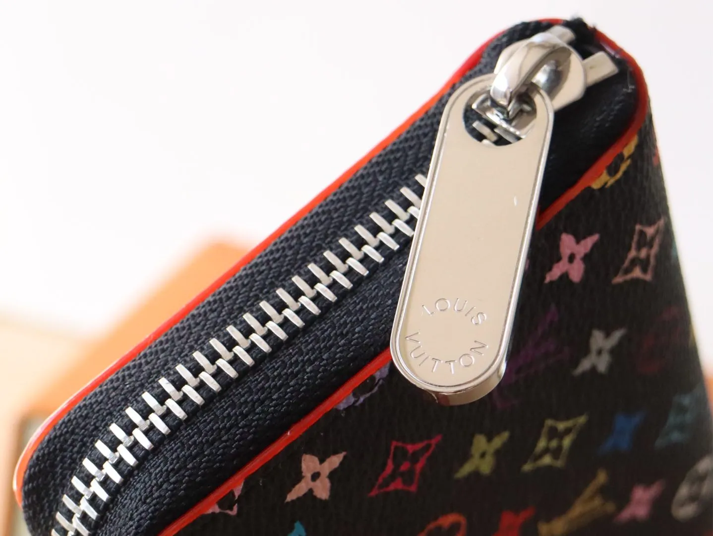 13408 tri-color single pull 🌟 P94 wallet series Zippy Ld zipper wallet This Monogram print is interpreted in 33 colorful colors. In 2025, Takashi Murakami and LV jointly launched the white tri-color and black tri-color. It was launched in twelve pieces and became popular around the world. It is loved by celebrities and celebrities. It is lively, childlike and friendly. This women's wallet is composed of a zipper bag and a detachable wallet. It has eight card slots, which can be loaded with cards and daily miscellaneous items at any time. The long clip is compact in size, but its storage capacity is not to be underestimated. It can be stored in any handbag! Size: 20*9*2cm.