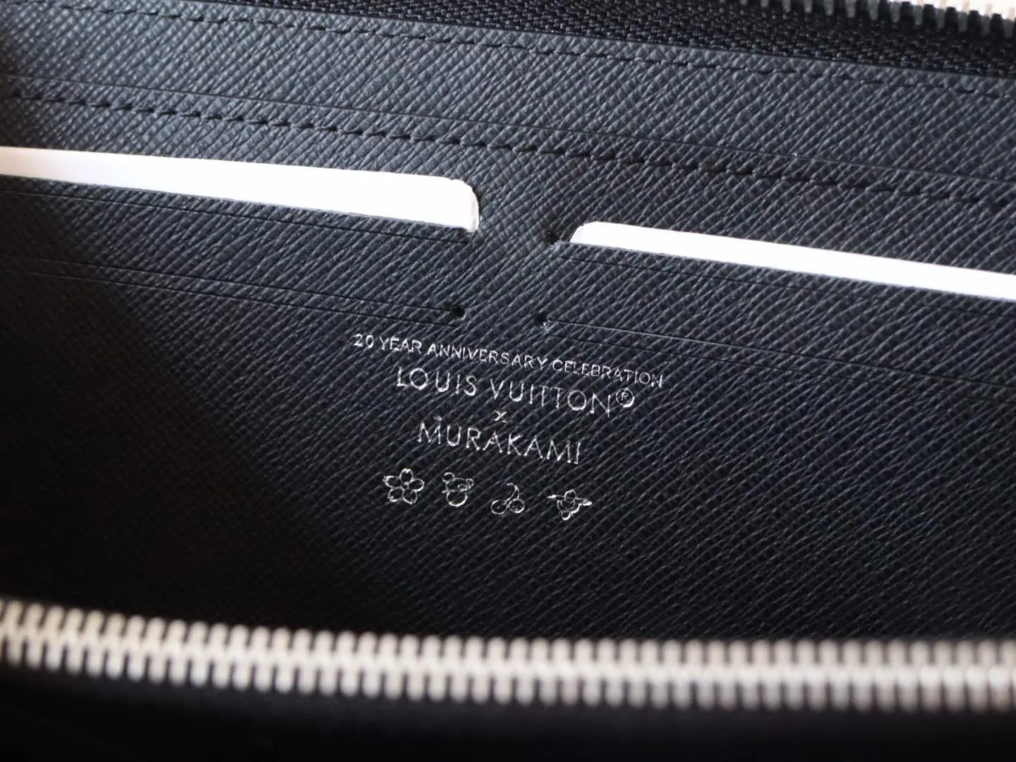 13408 tri-color single pull 🌟 P94 wallet series Zippy Ld zipper wallet This Monogram print is interpreted in 33 colorful colors. In 2025, Takashi Murakami and LV jointly launched the white tri-color and black tri-color. It was launched in twelve pieces and became popular around the world. It is loved by celebrities and celebrities. It is lively, childlike and friendly. This women's wallet is composed of a zipper bag and a detachable wallet. It has eight card slots, which can be loaded with cards and daily miscellaneous items at any time. The long clip is compact in size, but its storage capacity is not to be underestimated. It can be stored in any handbag! Size: 20*9*2cm.