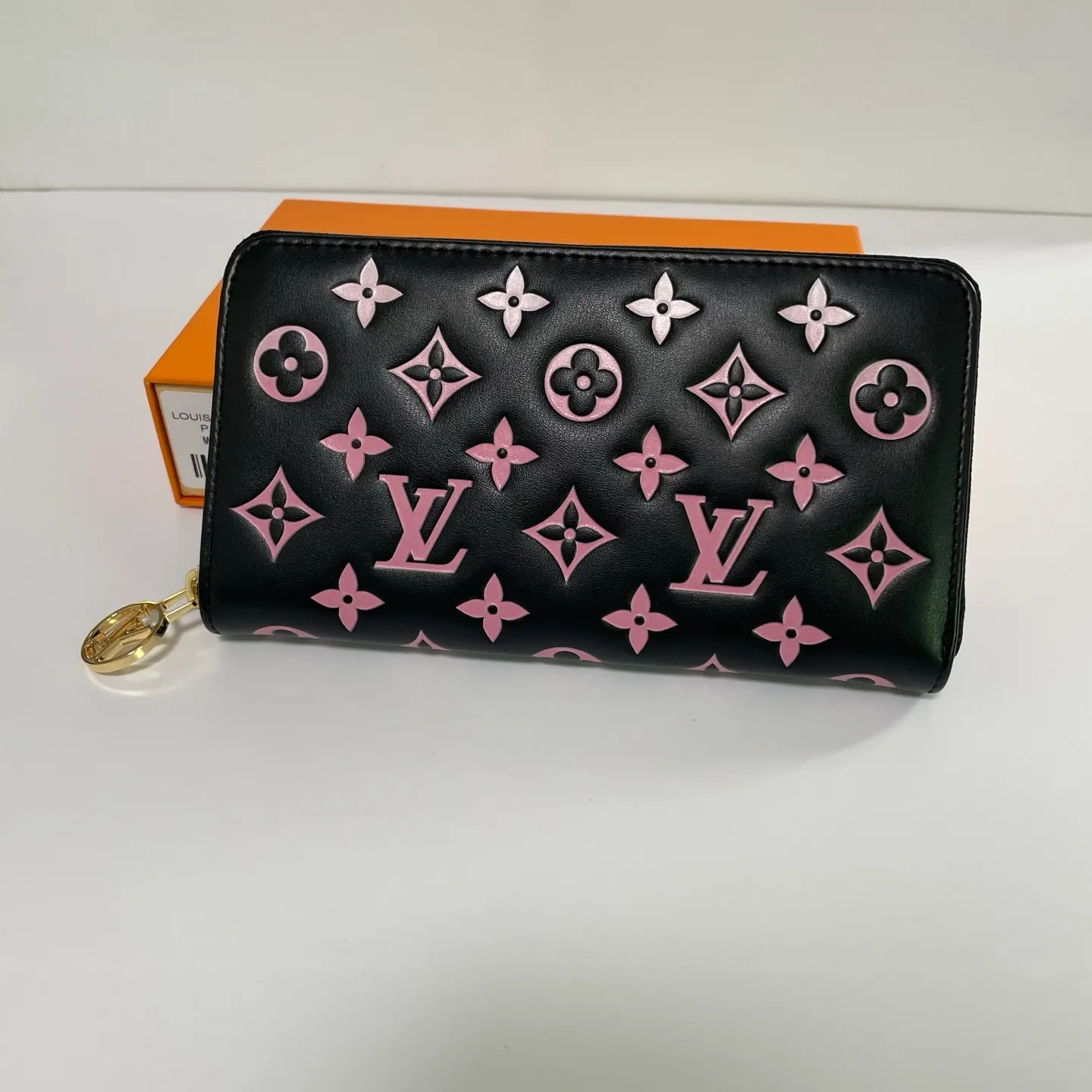 Factory price 540 [Top original order] M12152 This LV Ski series zipper wallet has a pillow-like soft texture, and the design is taken from the brand's Coussin series handbags, creating a distinctive style. The wallet is made of classic Monogram embossed lambskin and is embellished with gold-tone hardware, including the iconic LV Circle logo zipper design.  19.5 x 10.5 x 2.5 cm