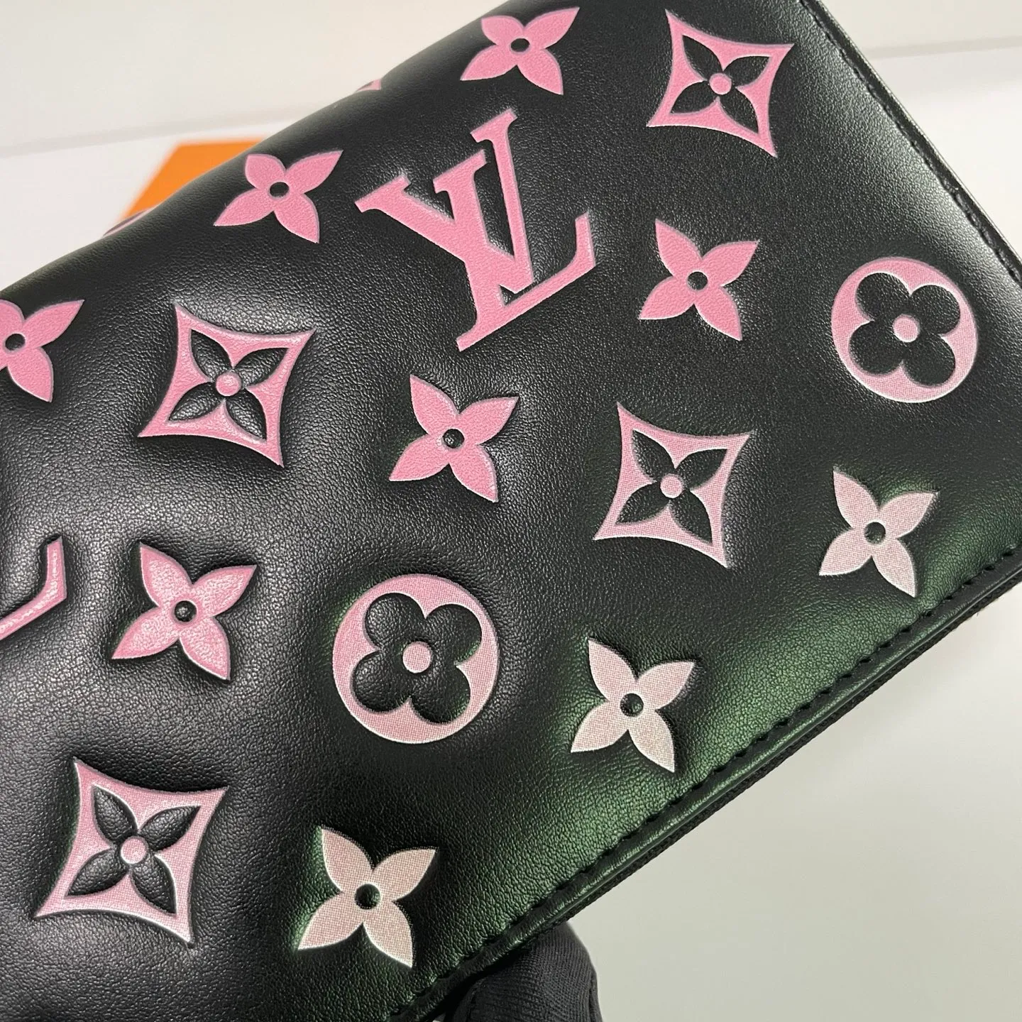 Factory price 540 [Top original order] M12152 This LV Ski series zipper wallet has a pillow-like soft texture, and the design is taken from the brand's Coussin series handbags, creating a distinctive style. The wallet is made of classic Monogram embossed lambskin and is embellished with gold-tone hardware, including the iconic LV Circle logo zipper design.  19.5 x 10.5 x 2.5 cm