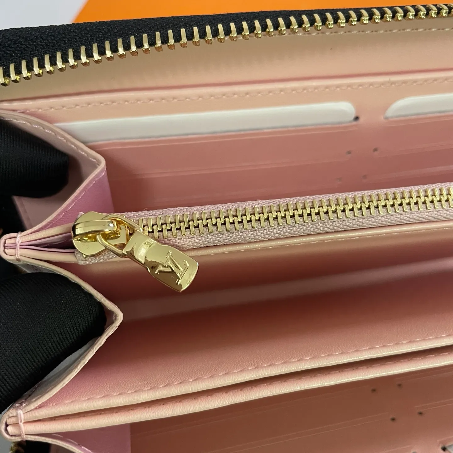 Factory price 540 [Top original order] M12152 This LV Ski series zipper wallet has a pillow-like soft texture, and the design is taken from the brand's Coussin series handbags, creating a distinctive style. The wallet is made of classic Monogram embossed lambskin and is embellished with gold-tone hardware, including the iconic LV Circle logo zipper design.  19.5 x 10.5 x 2.5 cm