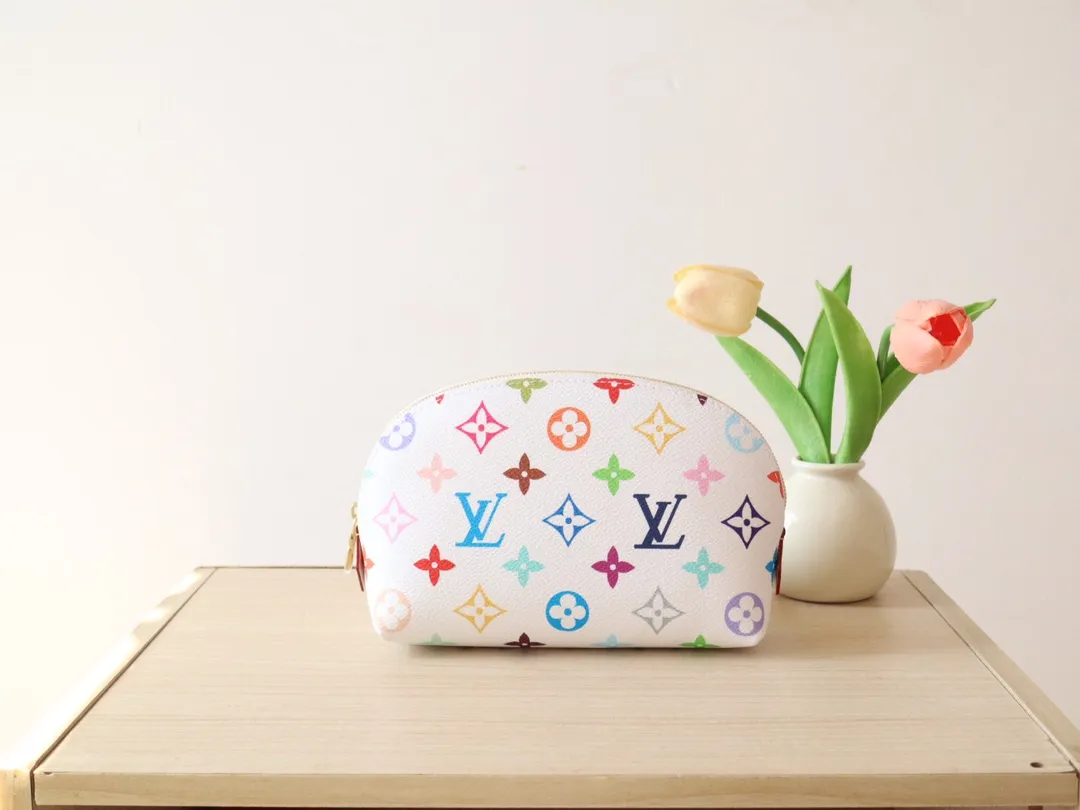 M13744 Tricolor Cosmetic Bag🌟 P360 This Monogram print is interpreted in 33 colorful colors. In 2025, Takashi Murakami and LV jointly launched the white tricolor and black tricolor. It was launched in twelve pieces and became popular around the world. It is loved by celebrities and celebrities. It is lively, childlike and friendly. Size: 19x12x6cm