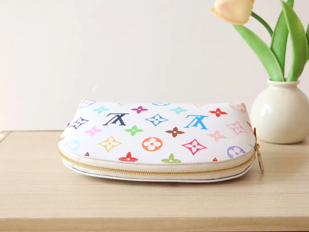 M13744 Tricolor Cosmetic Bag🌟 P360 This Monogram print is interpreted in 33 colorful colors. In 2025, Takashi Murakami and LV jointly launched the white tricolor and black tricolor. It was launched in twelve pieces and became popular around the world. It is loved by celebrities and celebrities. It is lively, childlike and friendly. Size: 19x12x6cm