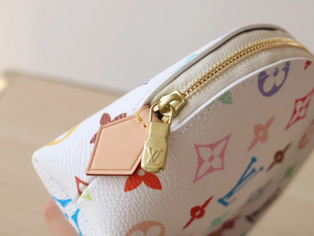 M13744 Tricolor Cosmetic Bag🌟 P360 This Monogram print is interpreted in 33 colorful colors. In 2025, Takashi Murakami and LV jointly launched the white tricolor and black tricolor. It was launched in twelve pieces and became popular around the world. It is loved by celebrities and celebrities. It is lively, childlike and friendly. Size: 19x12x6cm