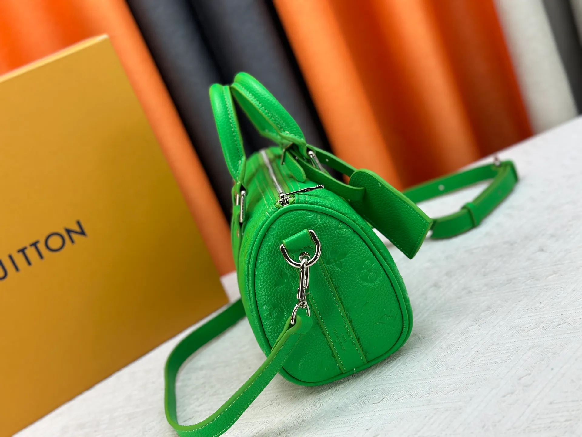 P260 Guangzhou goods M24434 M13866 M26055 M11996 M20900 M46687 M46271 This Keepall 25 handbag is made from a full leather speedy pillow bag. Louis Vuitton launches the Aerogram version of the new Keepall, which is made of off-white soft grain leather, restrained and fashionable. Off-white embossed logo, leather body with top handle and adjustable shoulder strap, suitable for hand or shoulder carry. Dimensions 25 x 15x 11 cm.