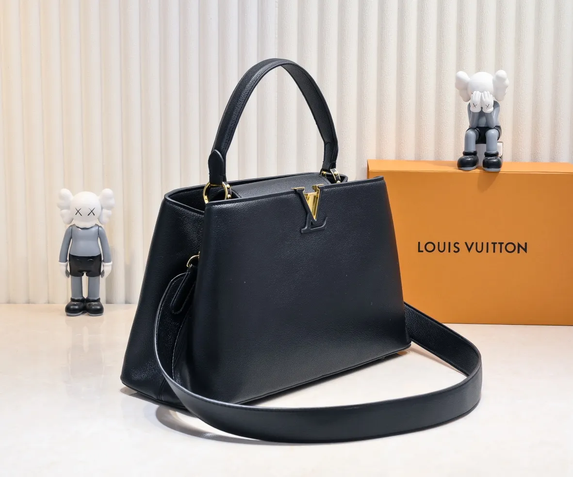 Upgraded version P440 M24607 black CapucinesSouple large handbag reinterprets Louis Vuitton's classic design, using smooth cow leather to achieve a soft touch. The roomy construction, top handles and detachable shoulder strap make it easy to take with you when commuting to the office or on weekend trips. Detailed features 38 x 23 x 16 cm (length x height x width)